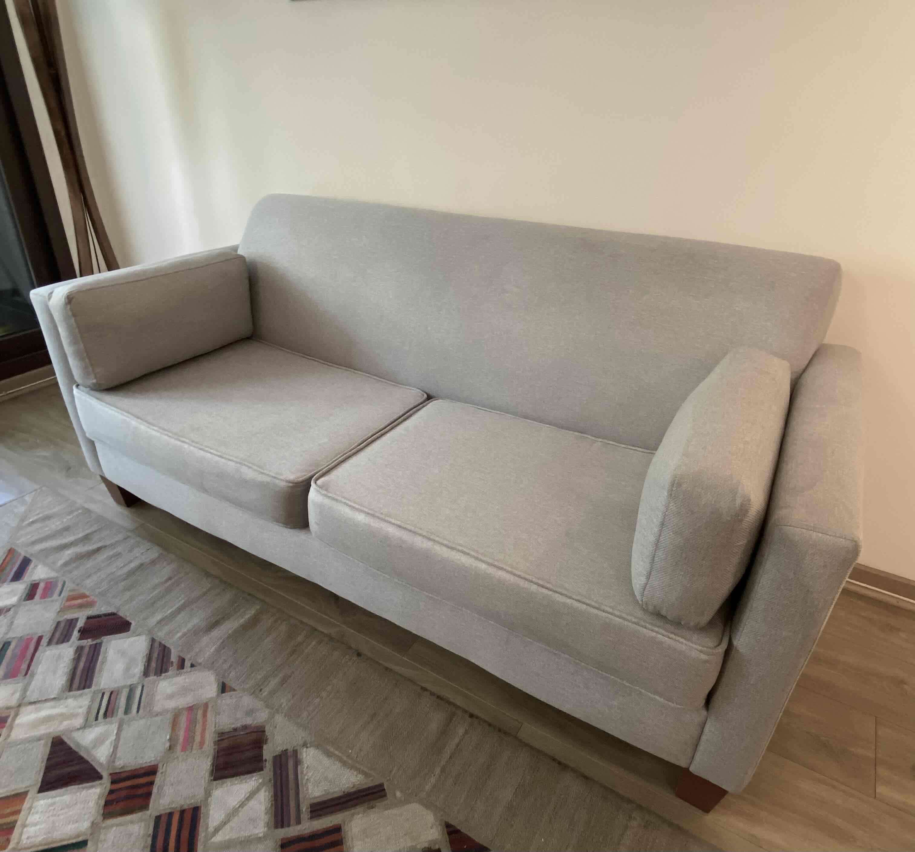 Sofá gris de dos plazas - miniatura 1