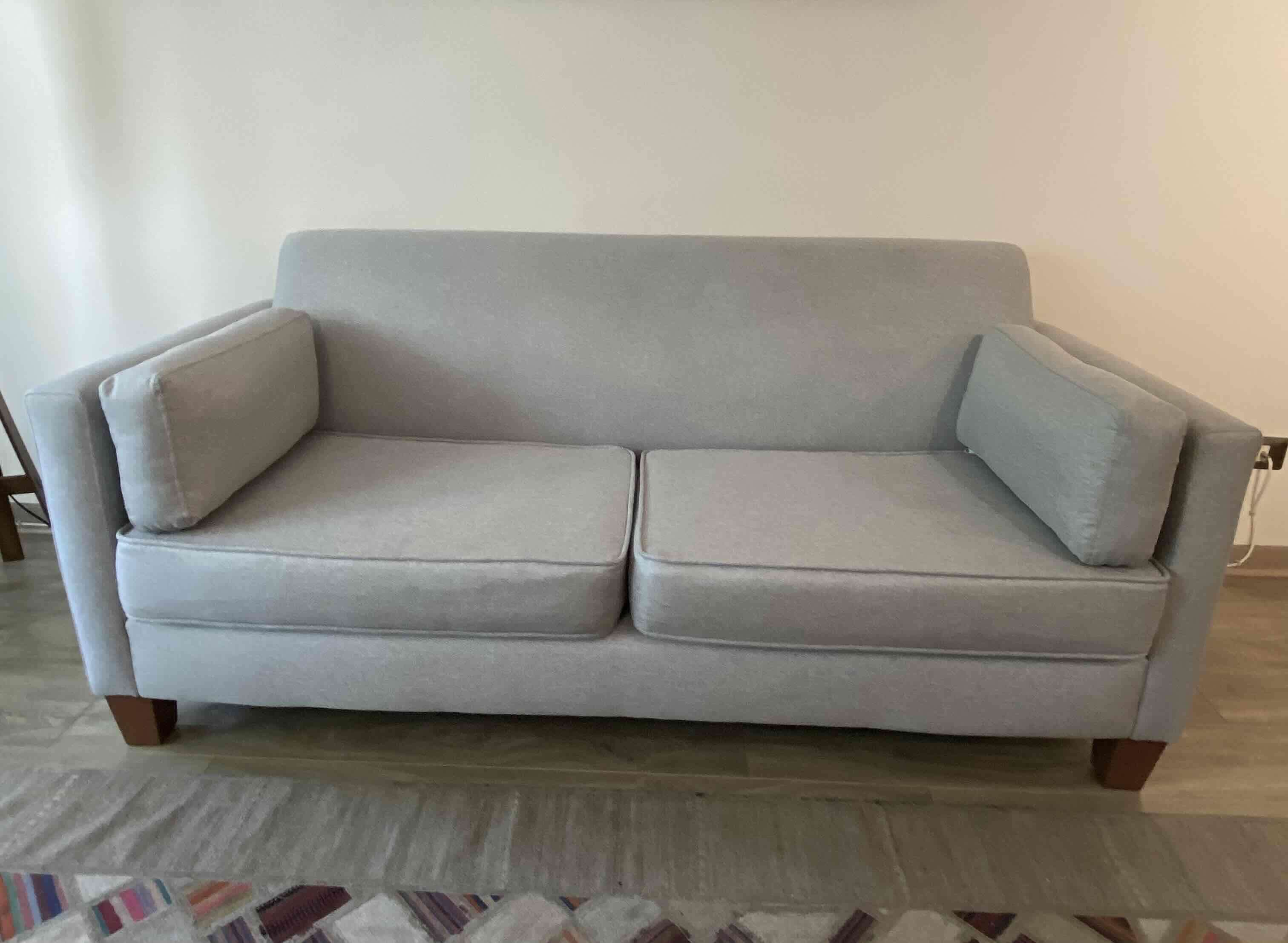 Sofá gris de dos plazas - miniatura 2