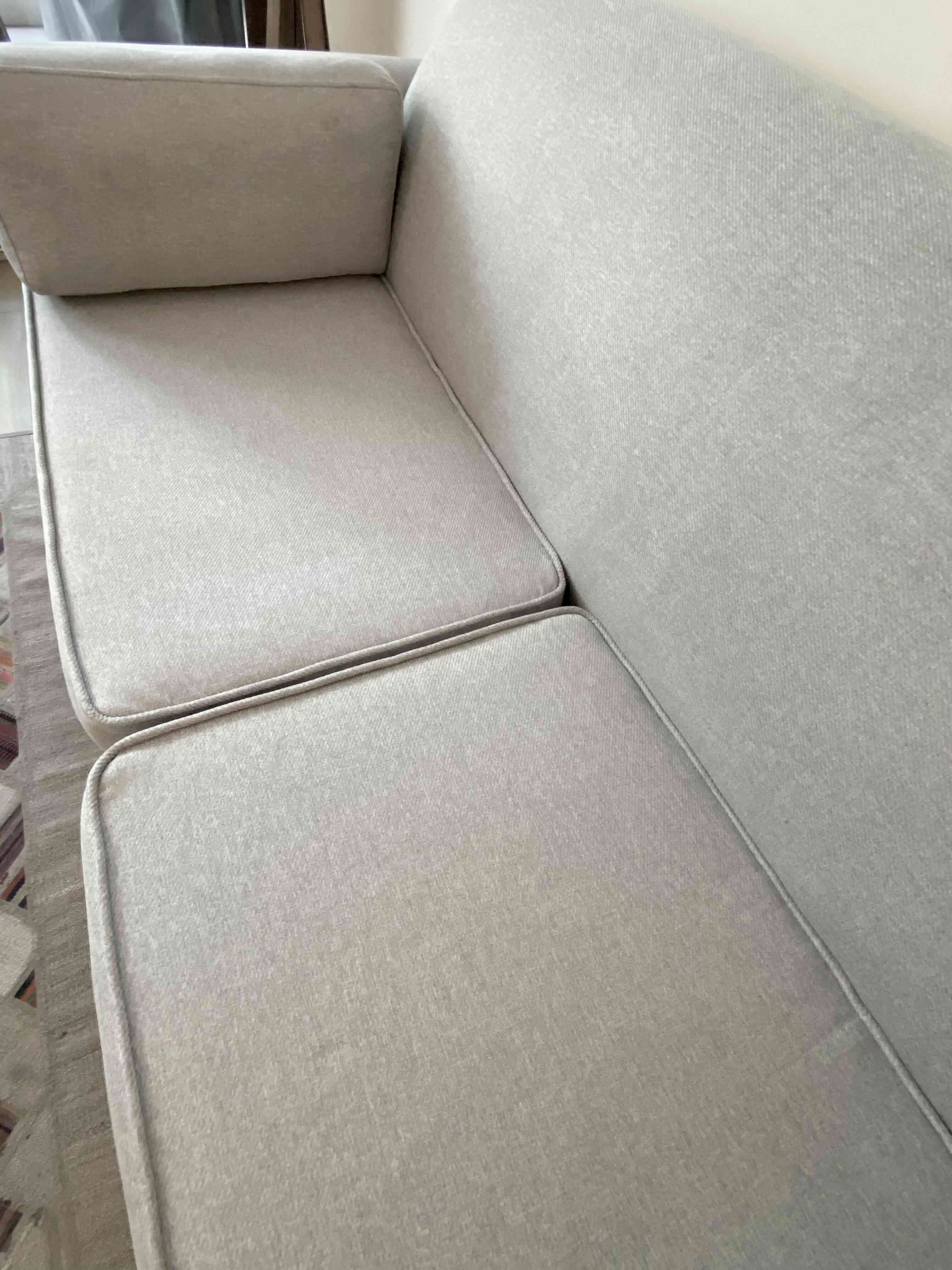 Sofá gris de dos plazas - miniatura 3