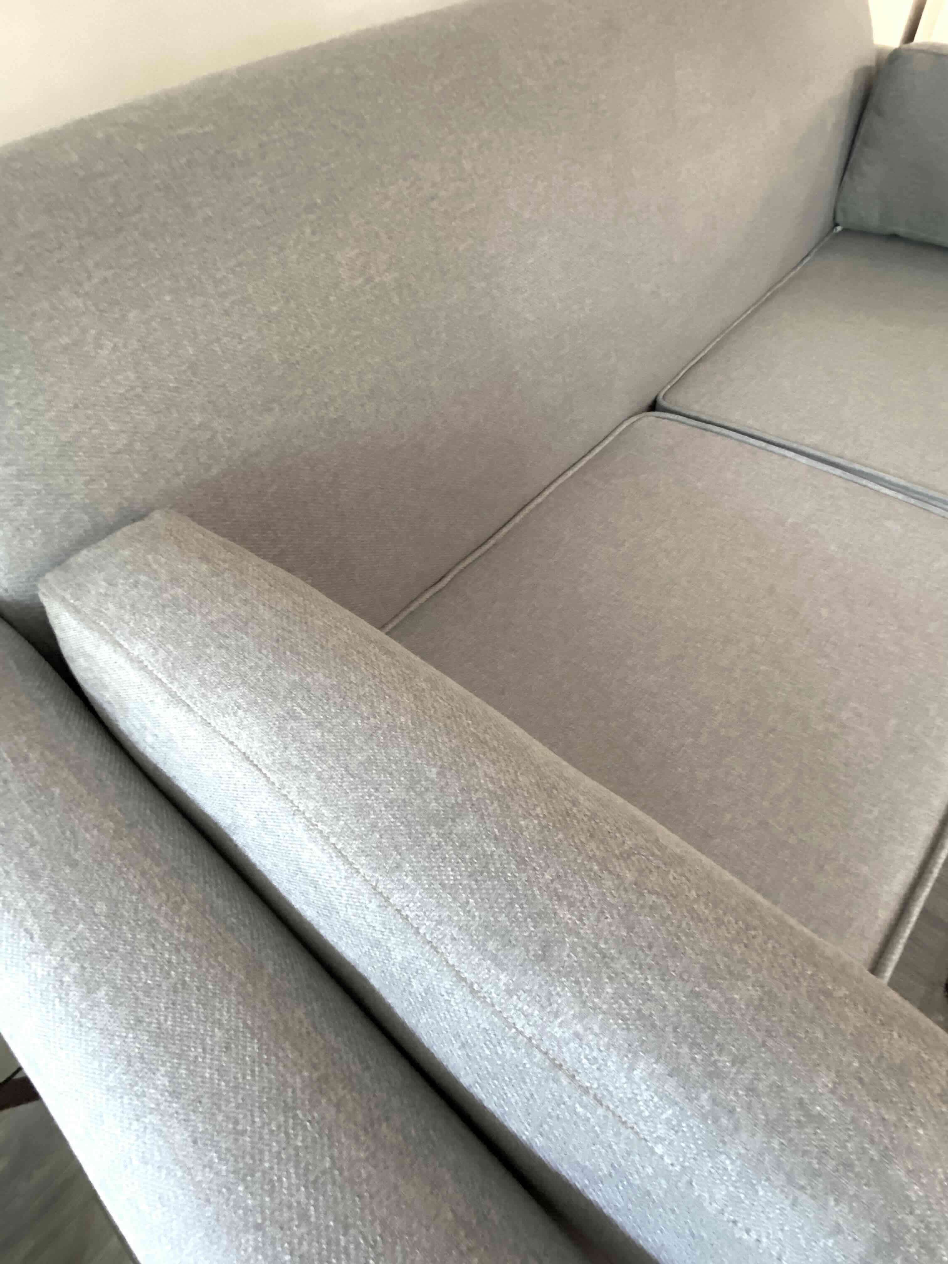 Sofá gris de dos plazas - miniatura 4