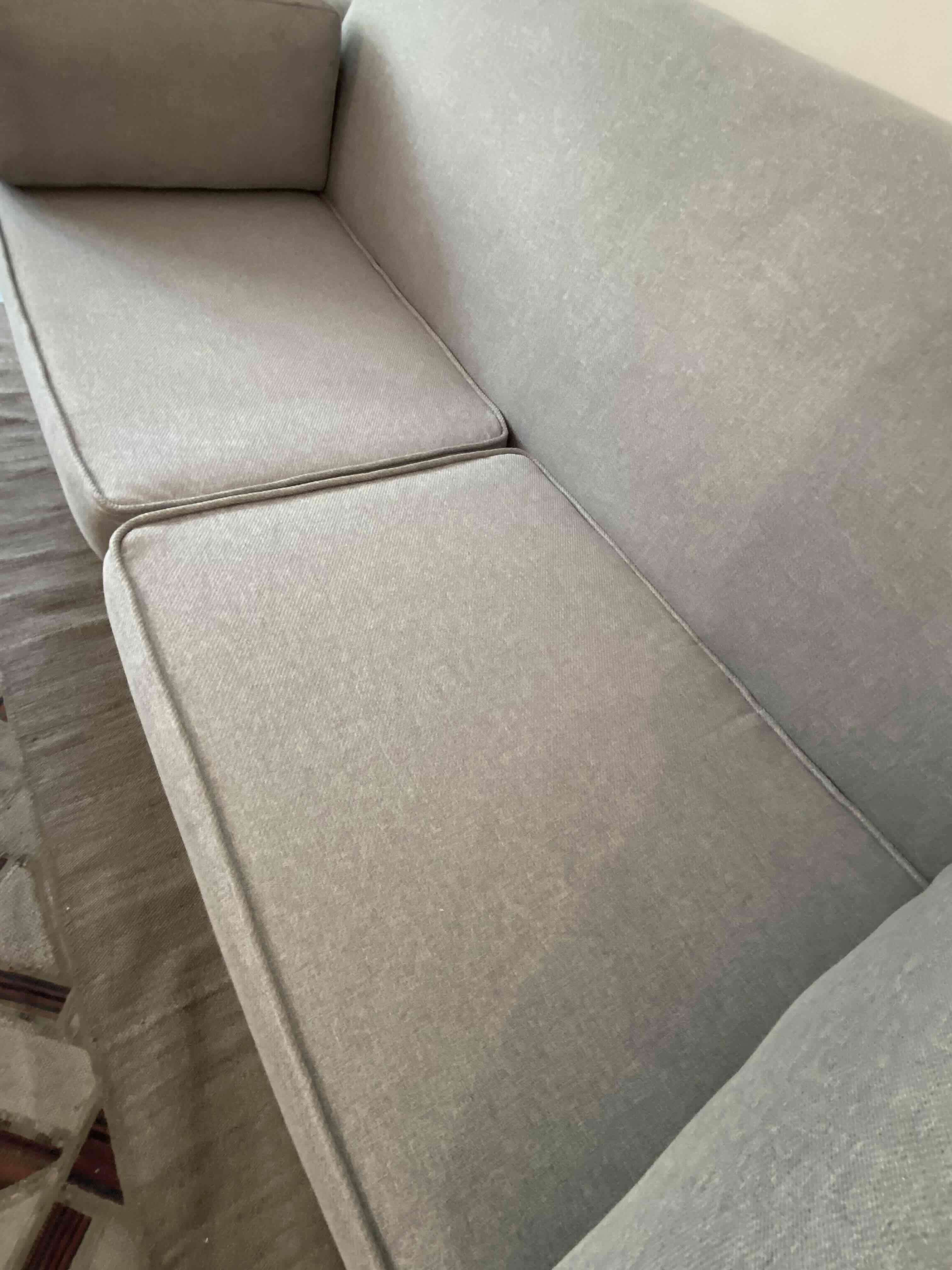 Sofá gris de dos plazas - miniatura 6