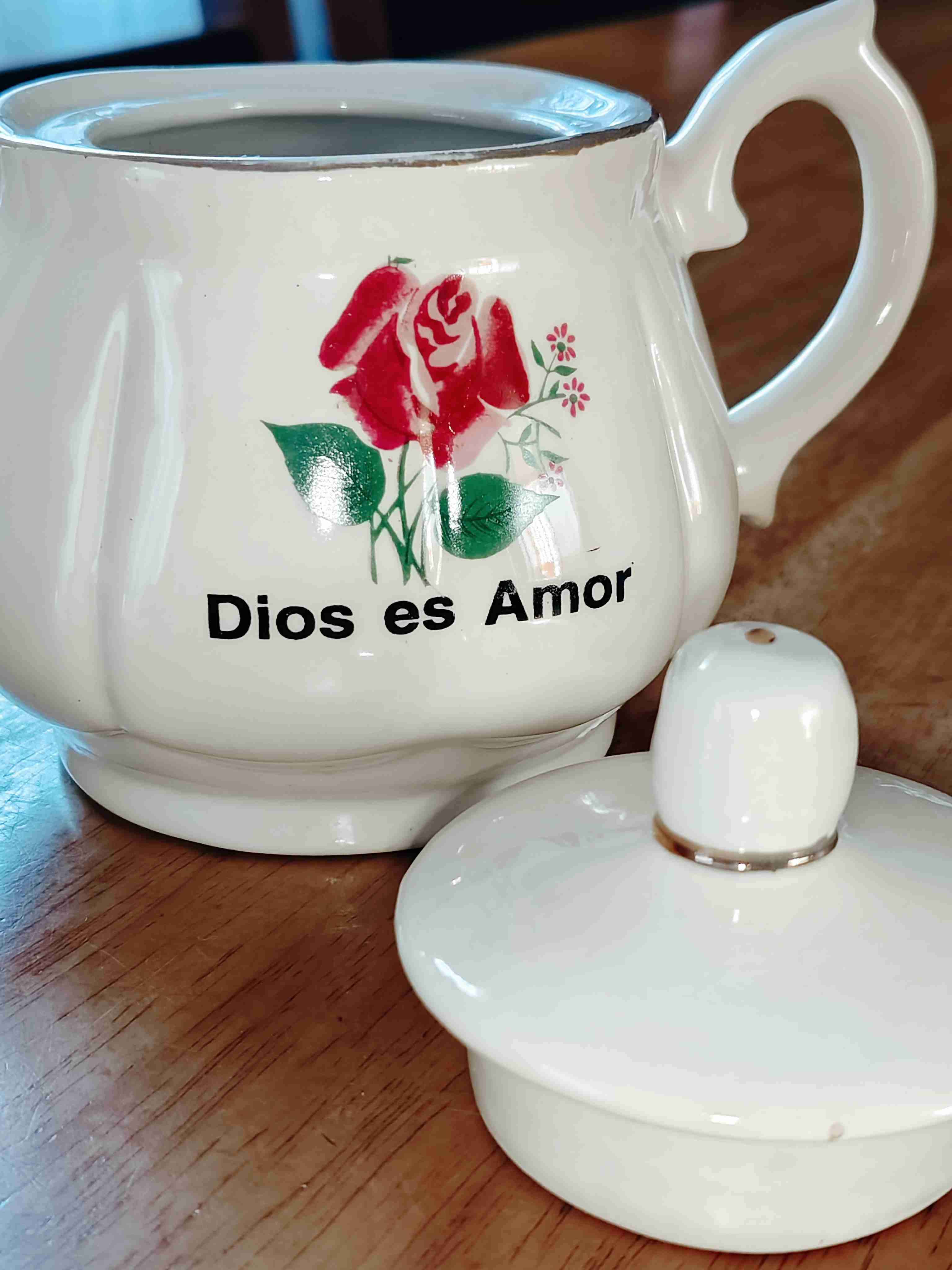 Tetera de porcelana El Peregrino, Dios es Amor - miniatura 1