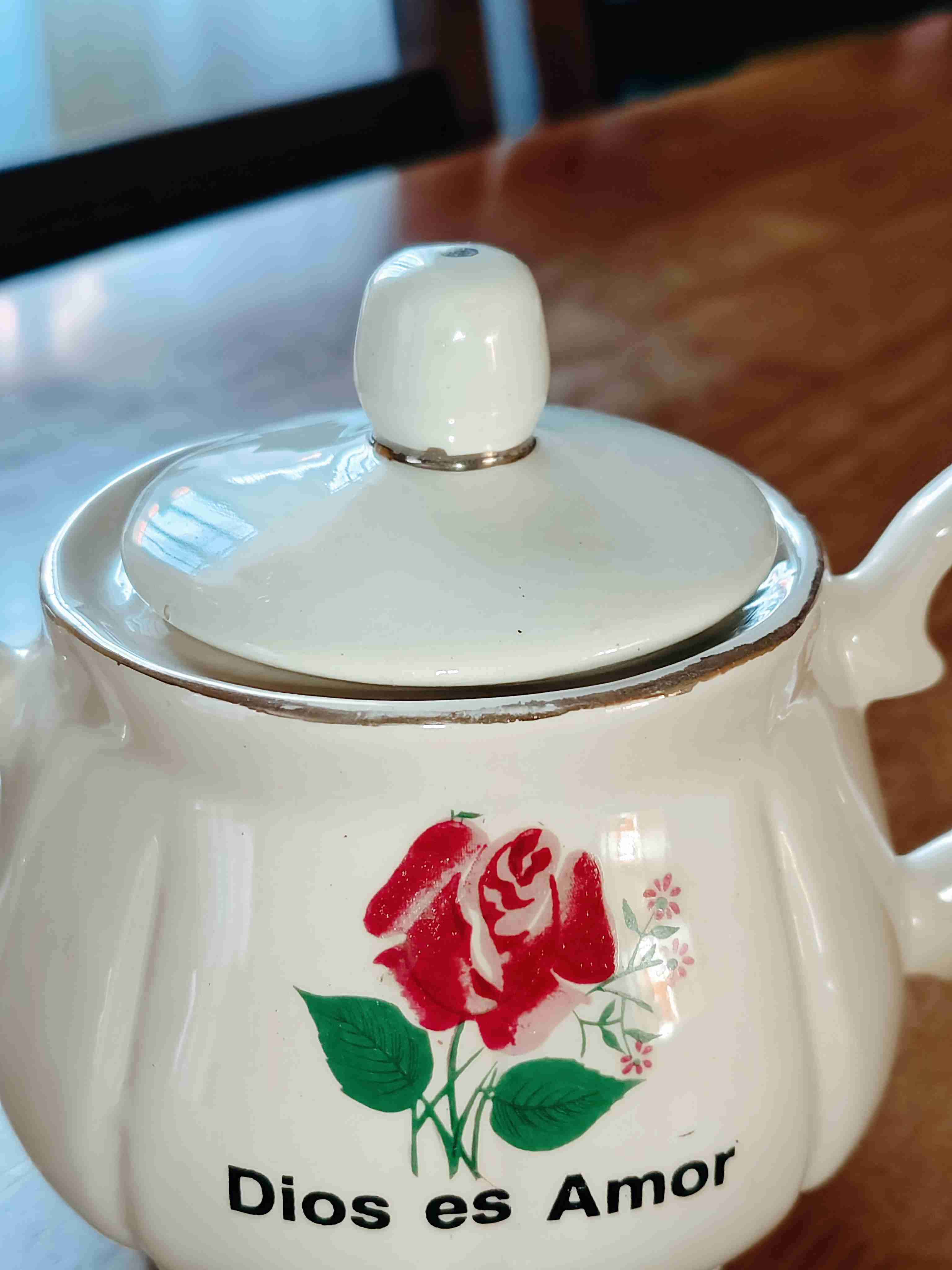 Tetera de porcelana El Peregrino, Dios es Amor - miniatura 3