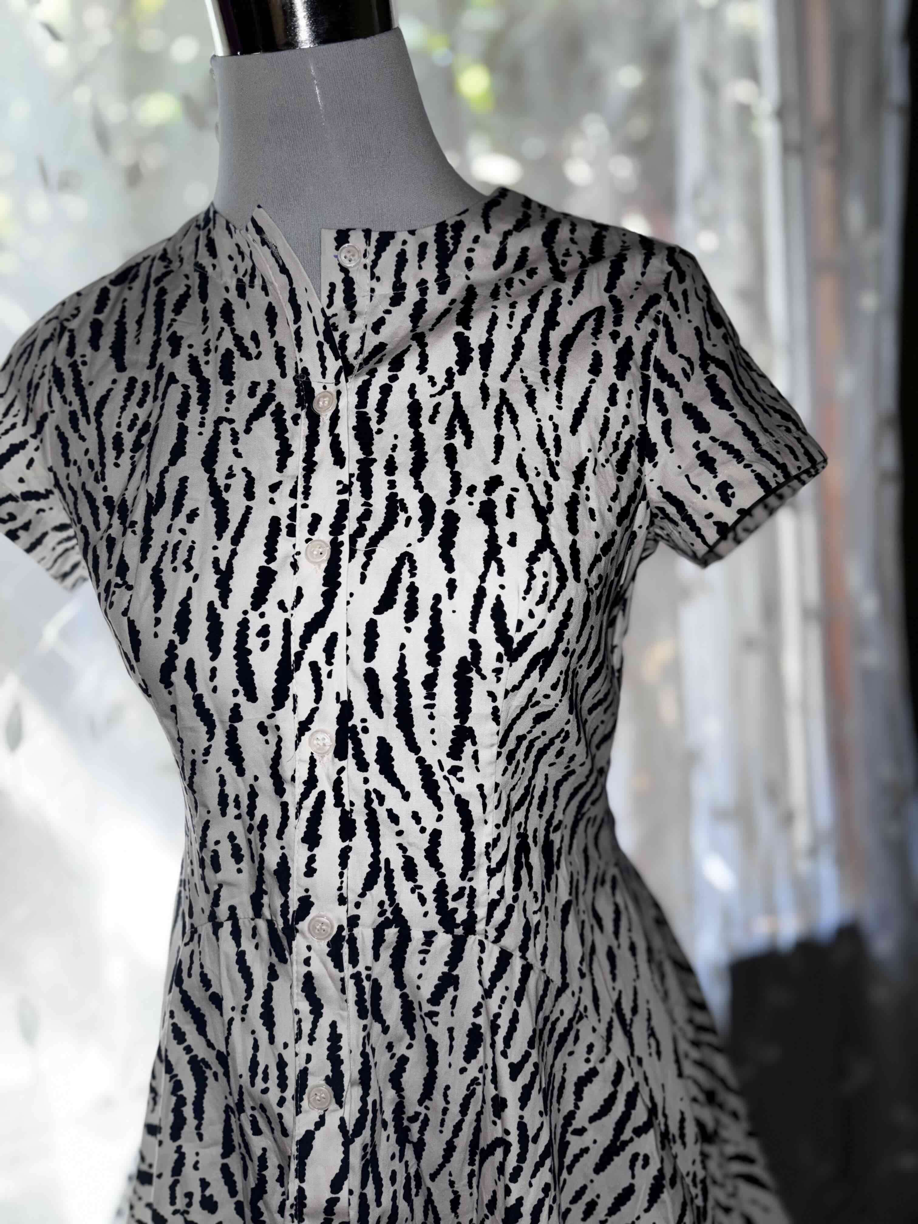 Vestido blanco con estampado negro - miniatura 2