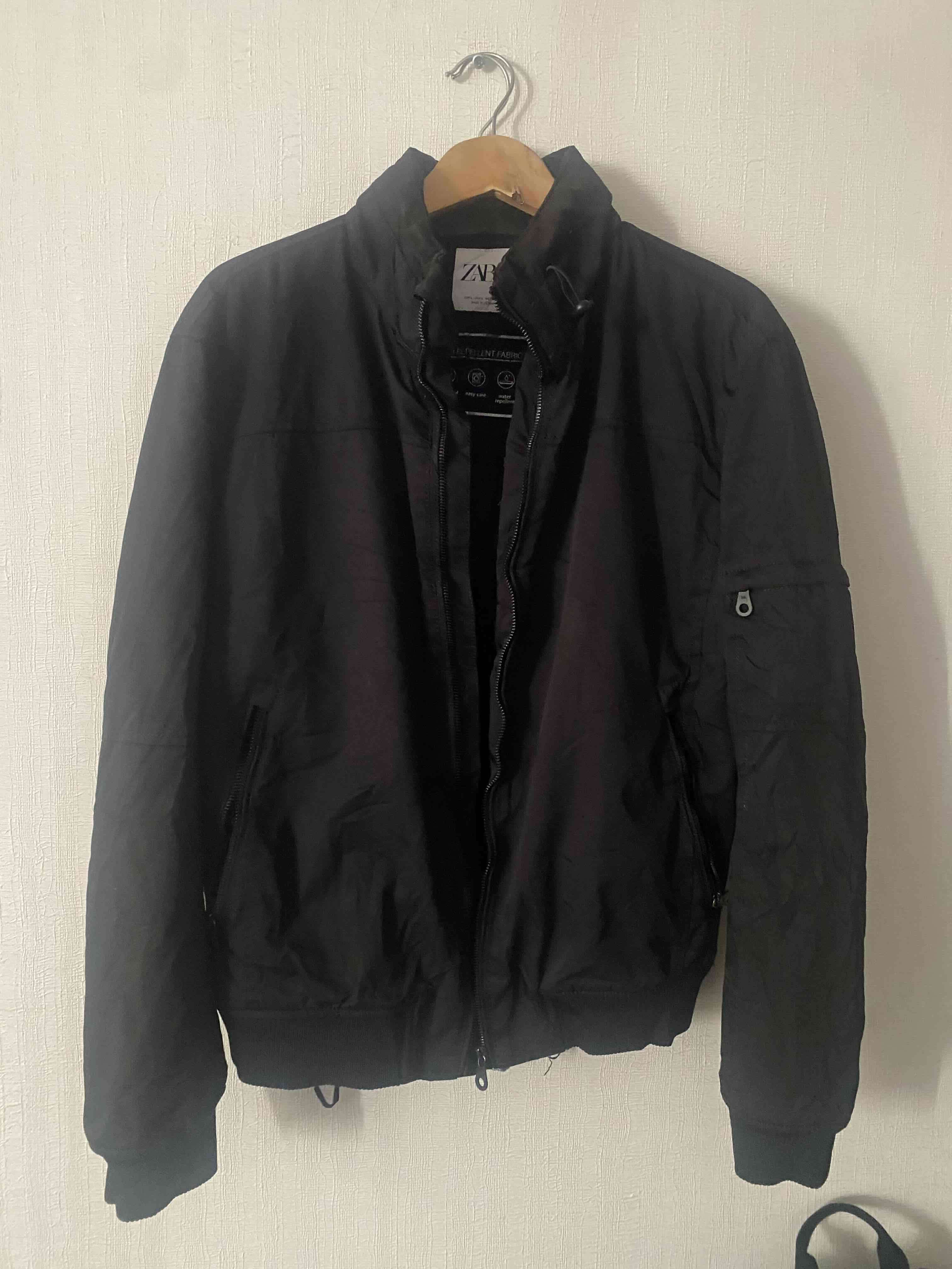Chaqueta negra impermeable Zara - miniatura 3