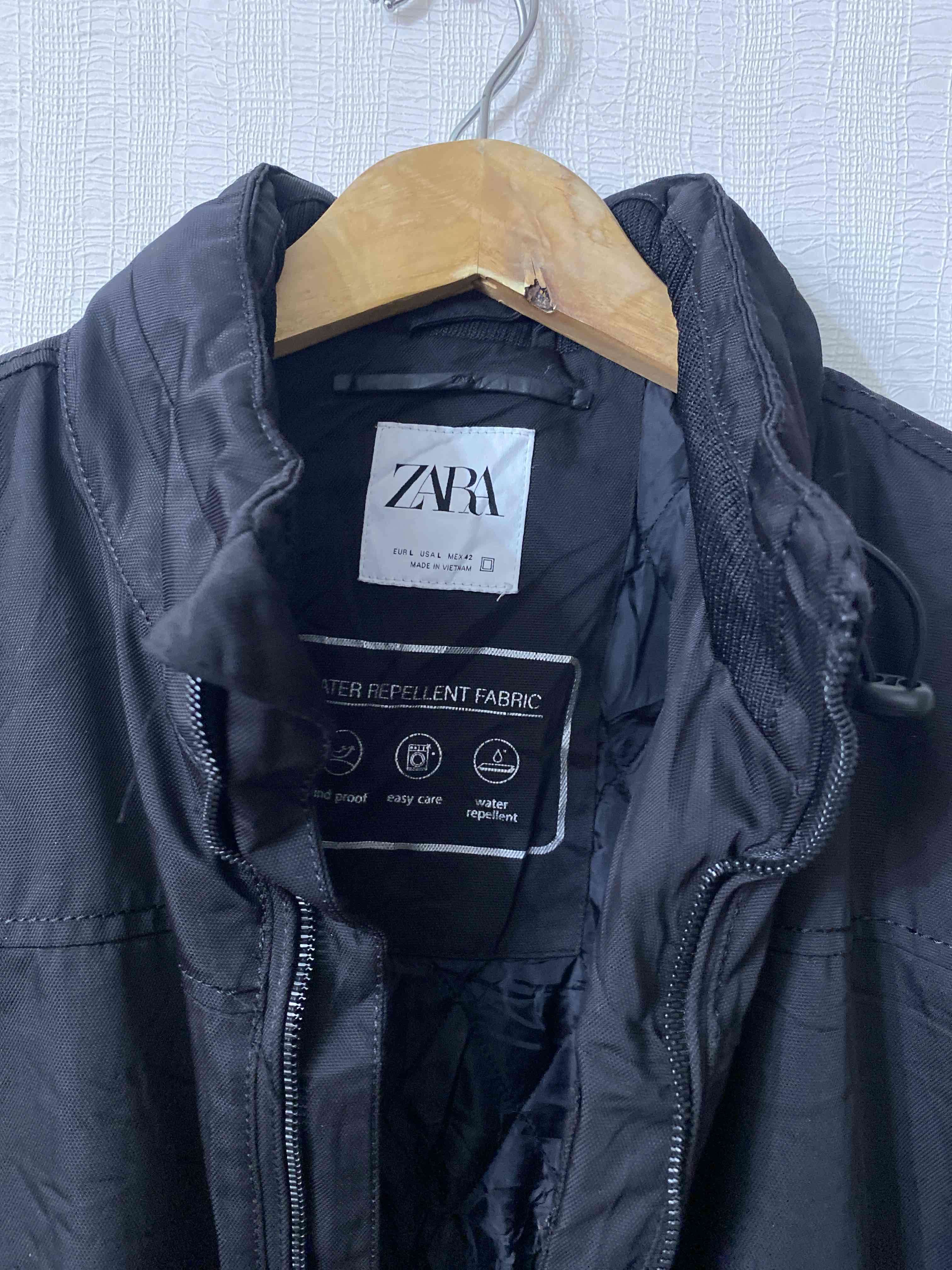 Chaqueta negra impermeable Zara - miniatura 4