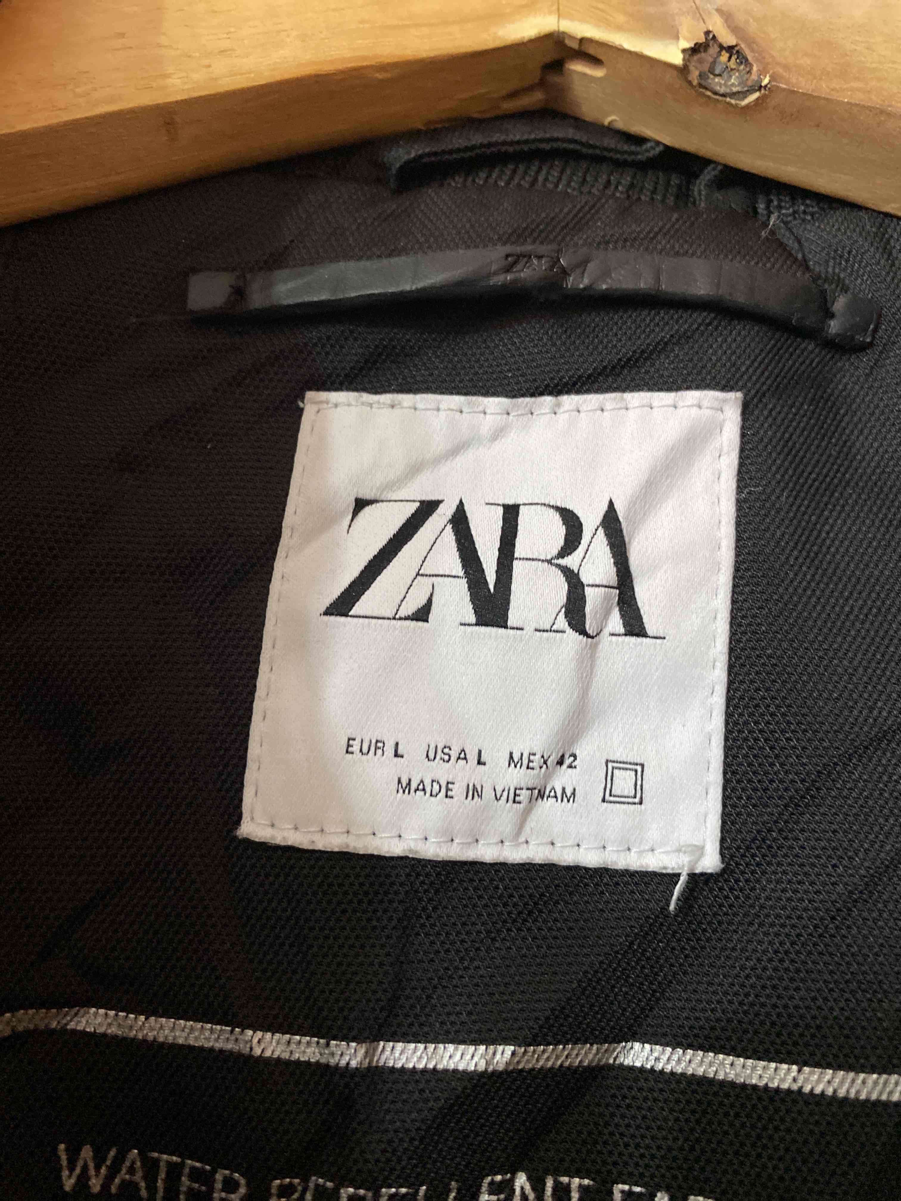Chaqueta negra impermeable Zara - miniatura 6