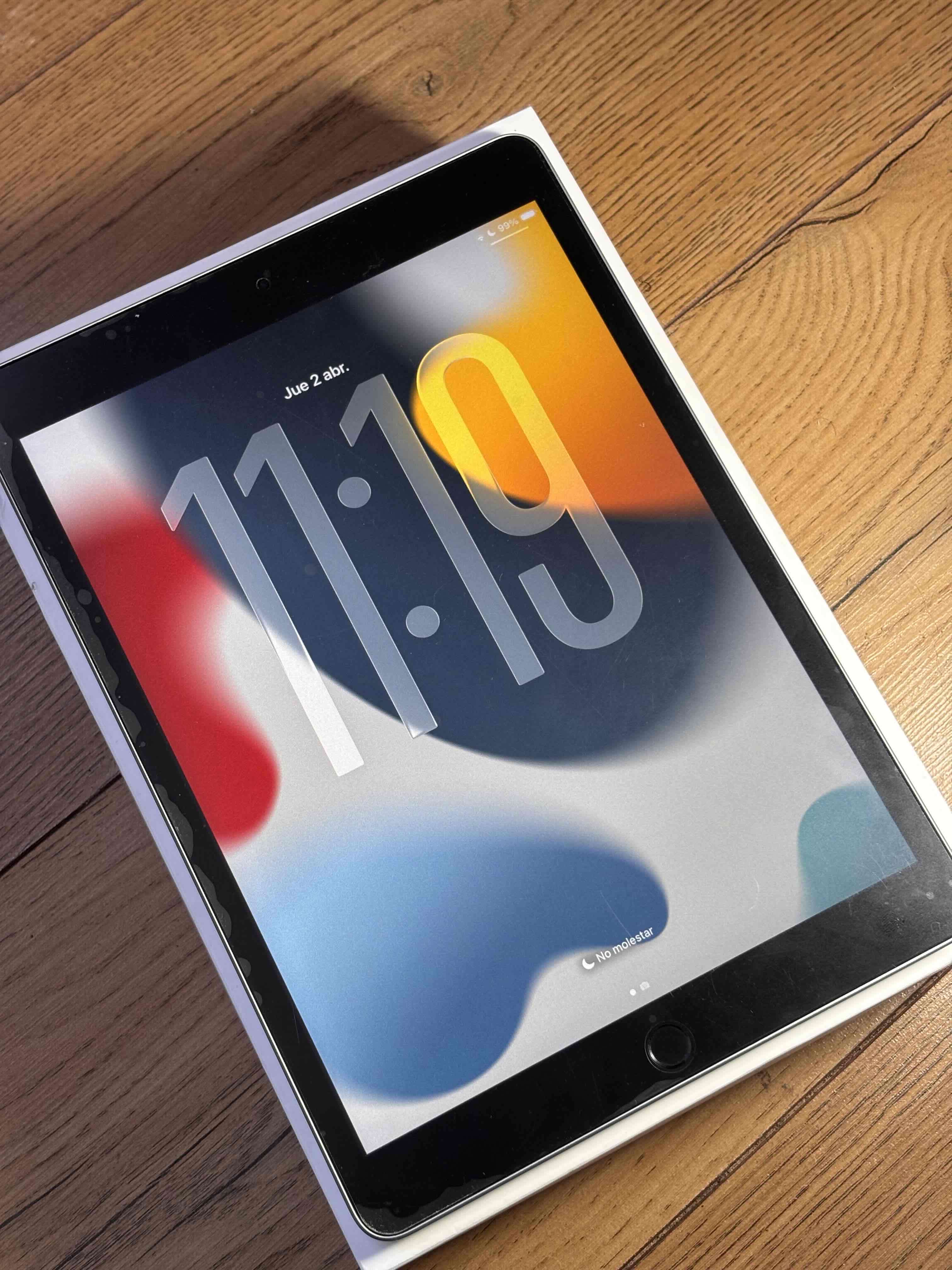 iPad gris en caja - miniatura 2