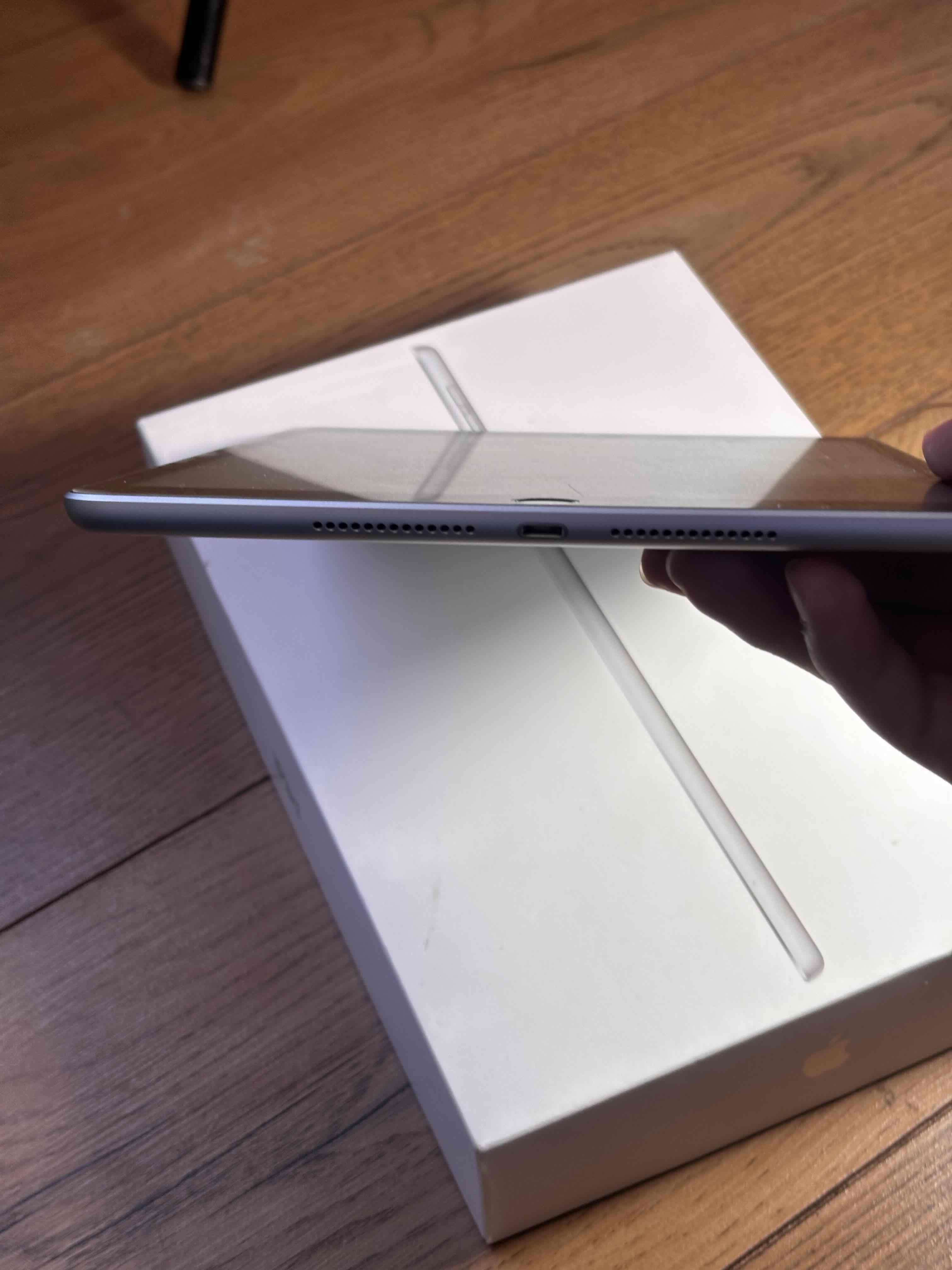 iPad gris en caja - miniatura 3