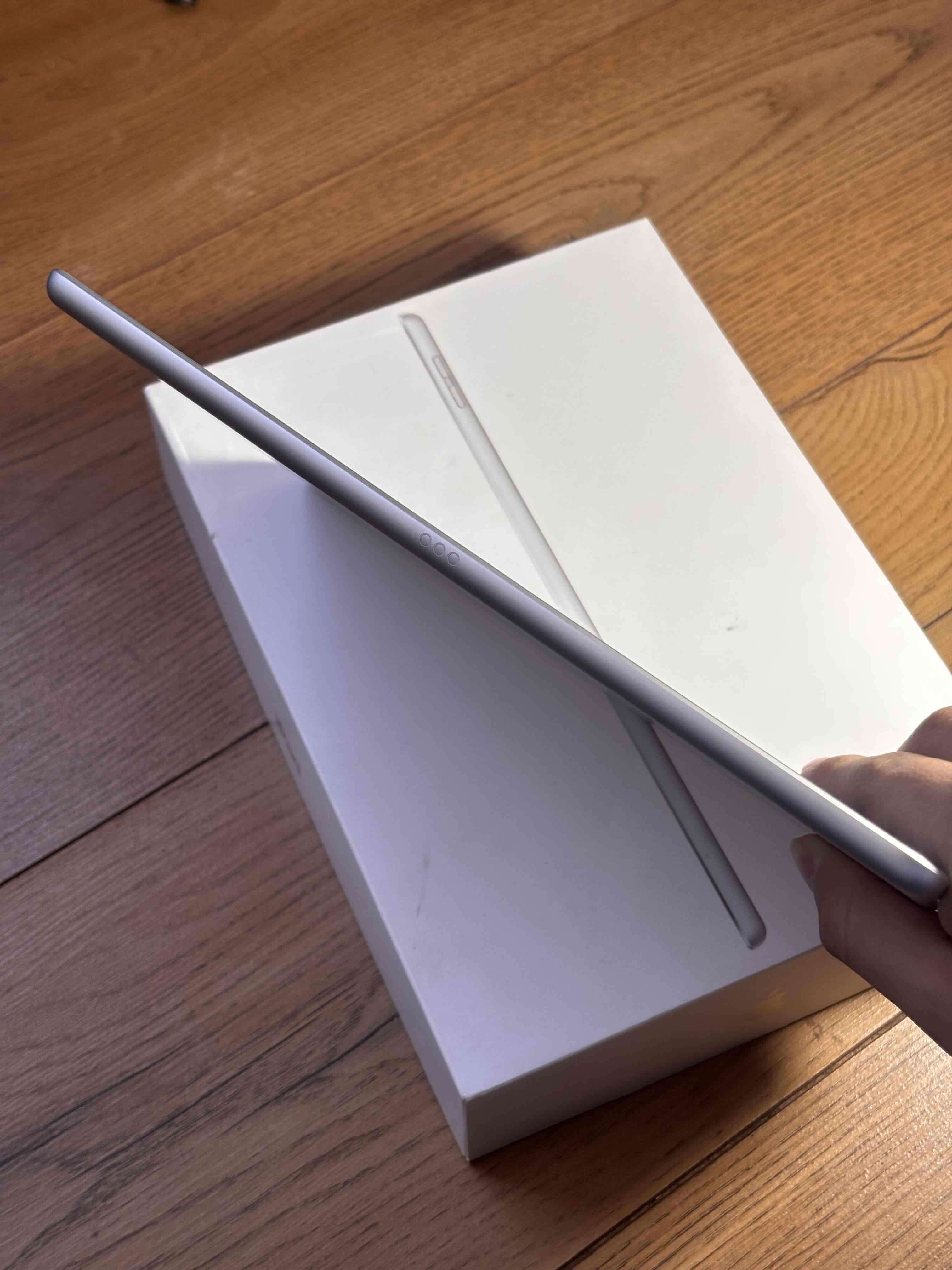 iPad gris en caja - miniatura 4