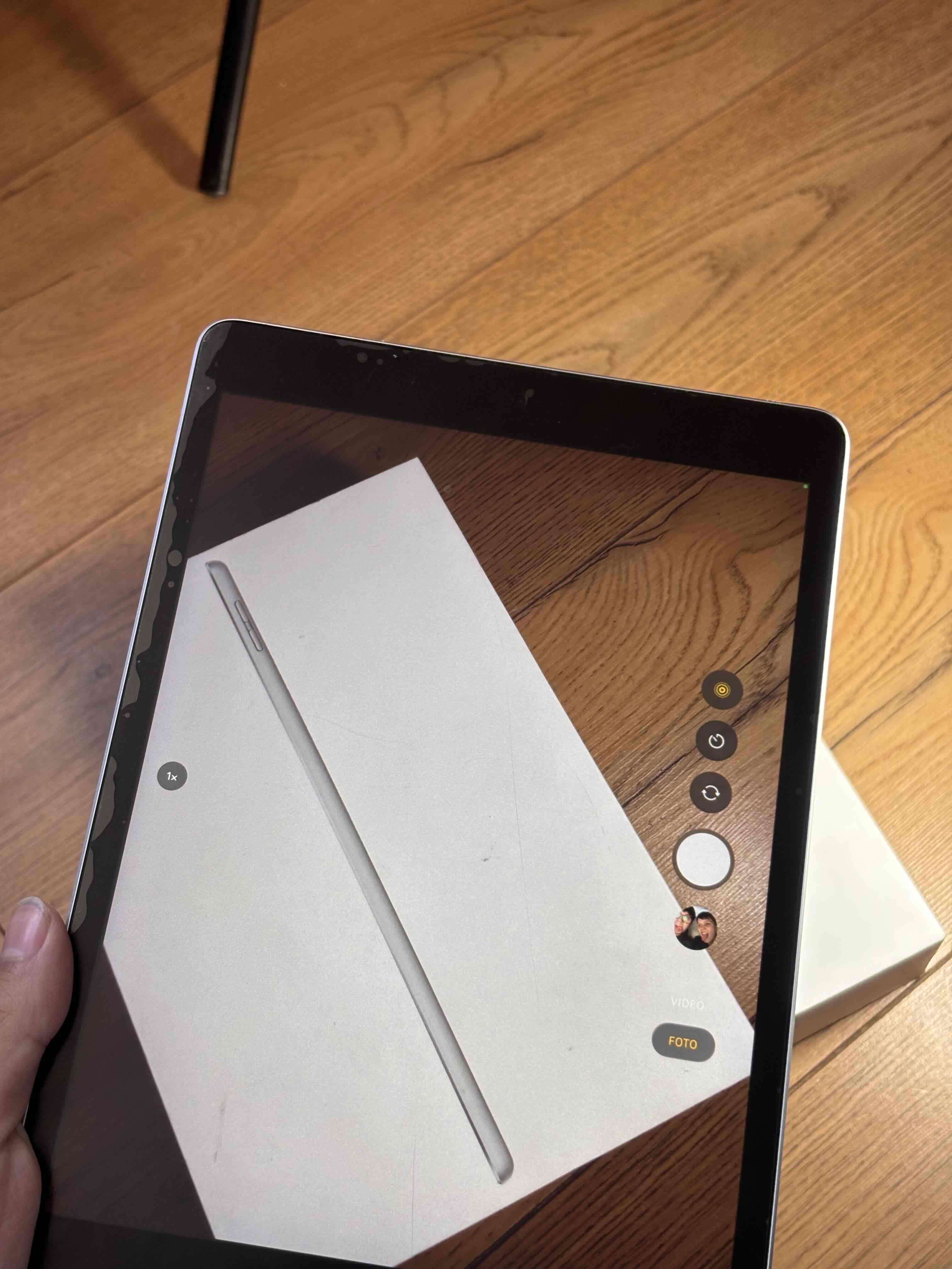 iPad gris en caja - miniatura 5