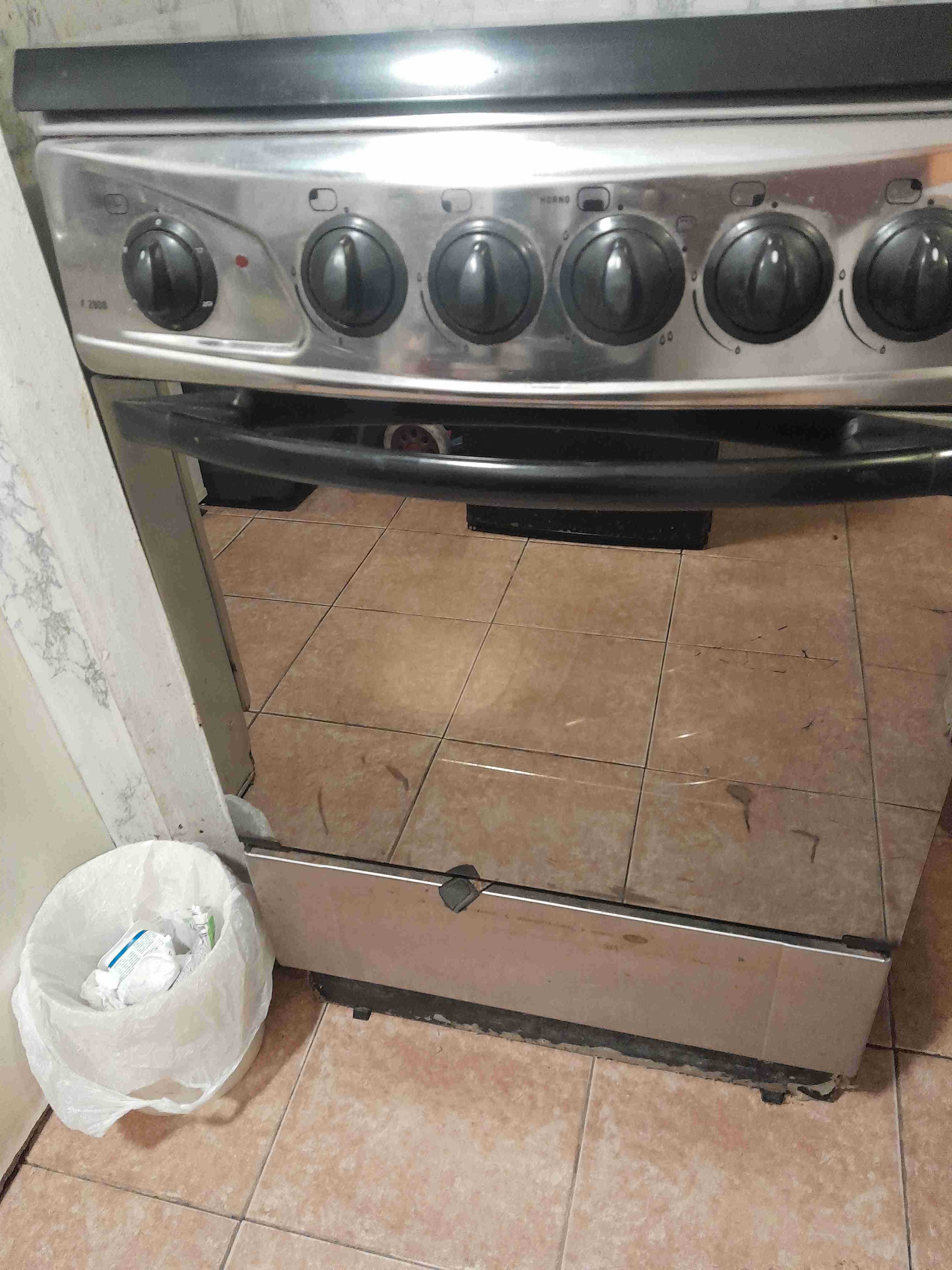 Cocina a gas de cuatro quemadores - miniatura 3