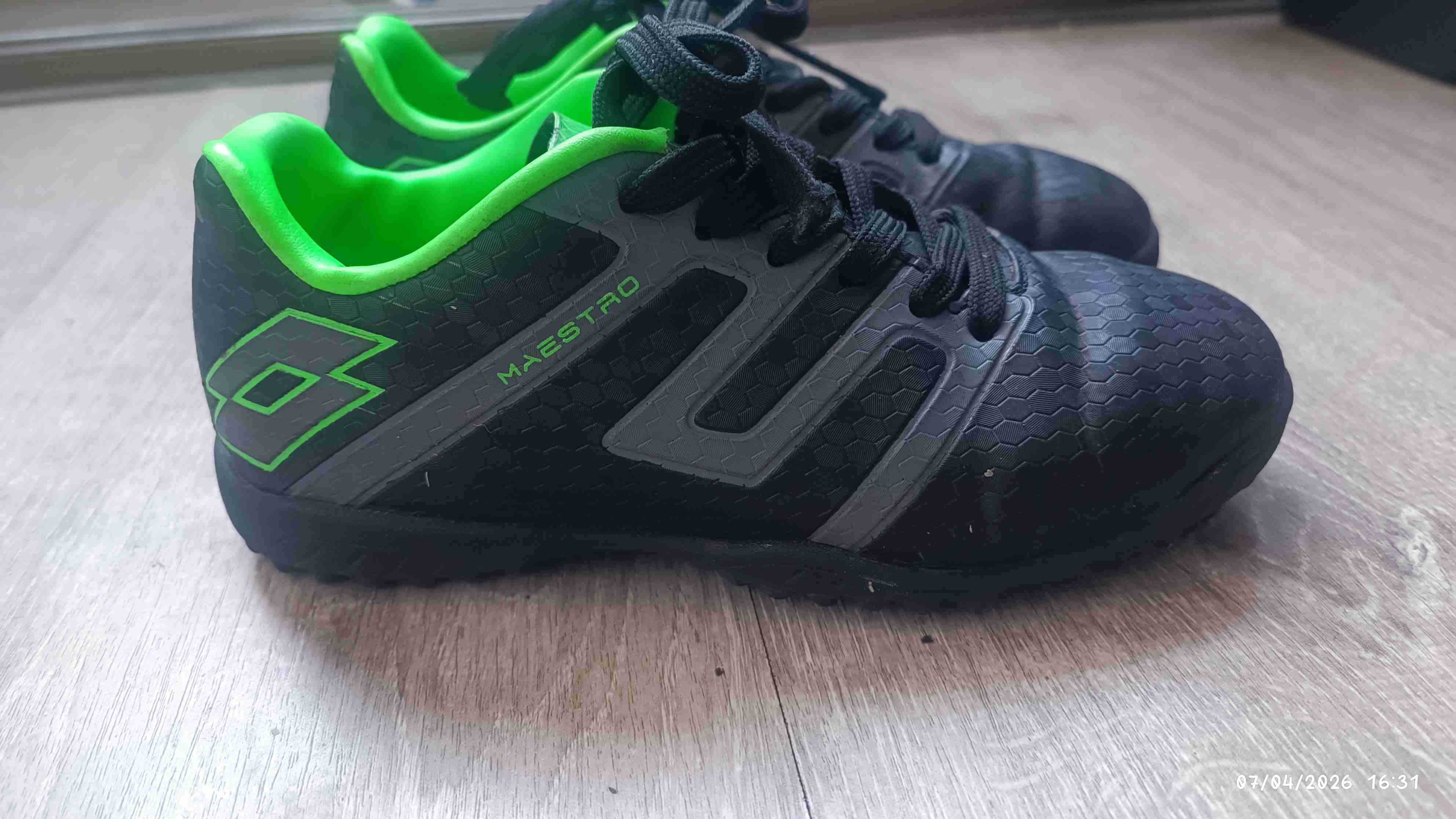 Zapatillas deportivas negras con verde