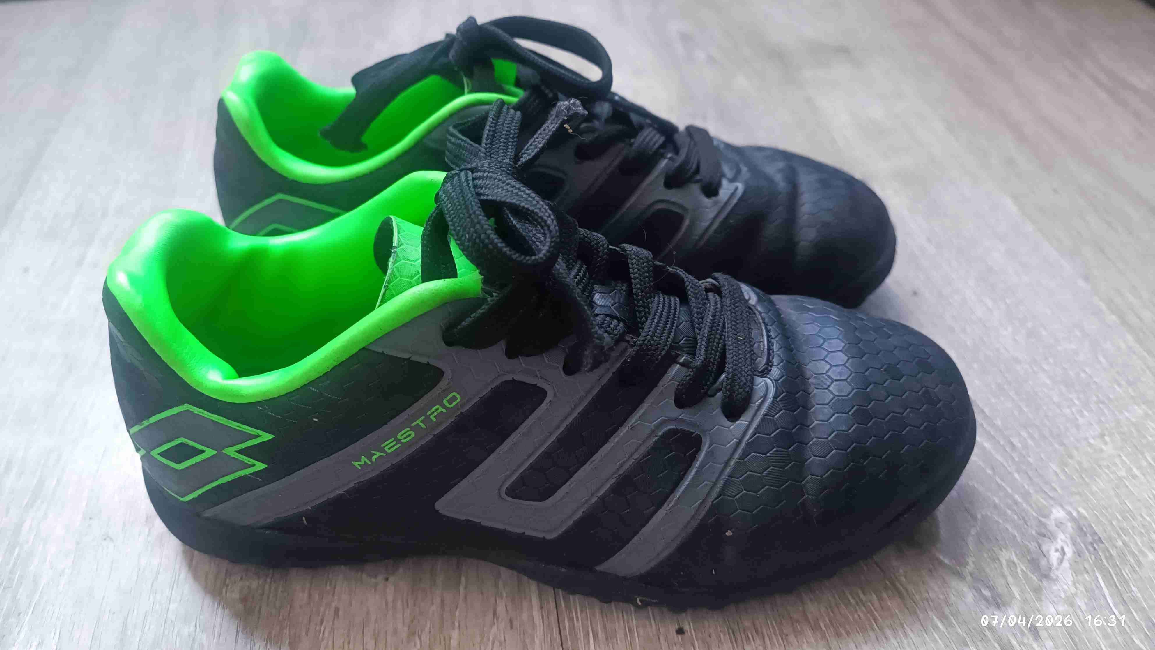 Zapatillas deportivas negras con verde - miniatura 2