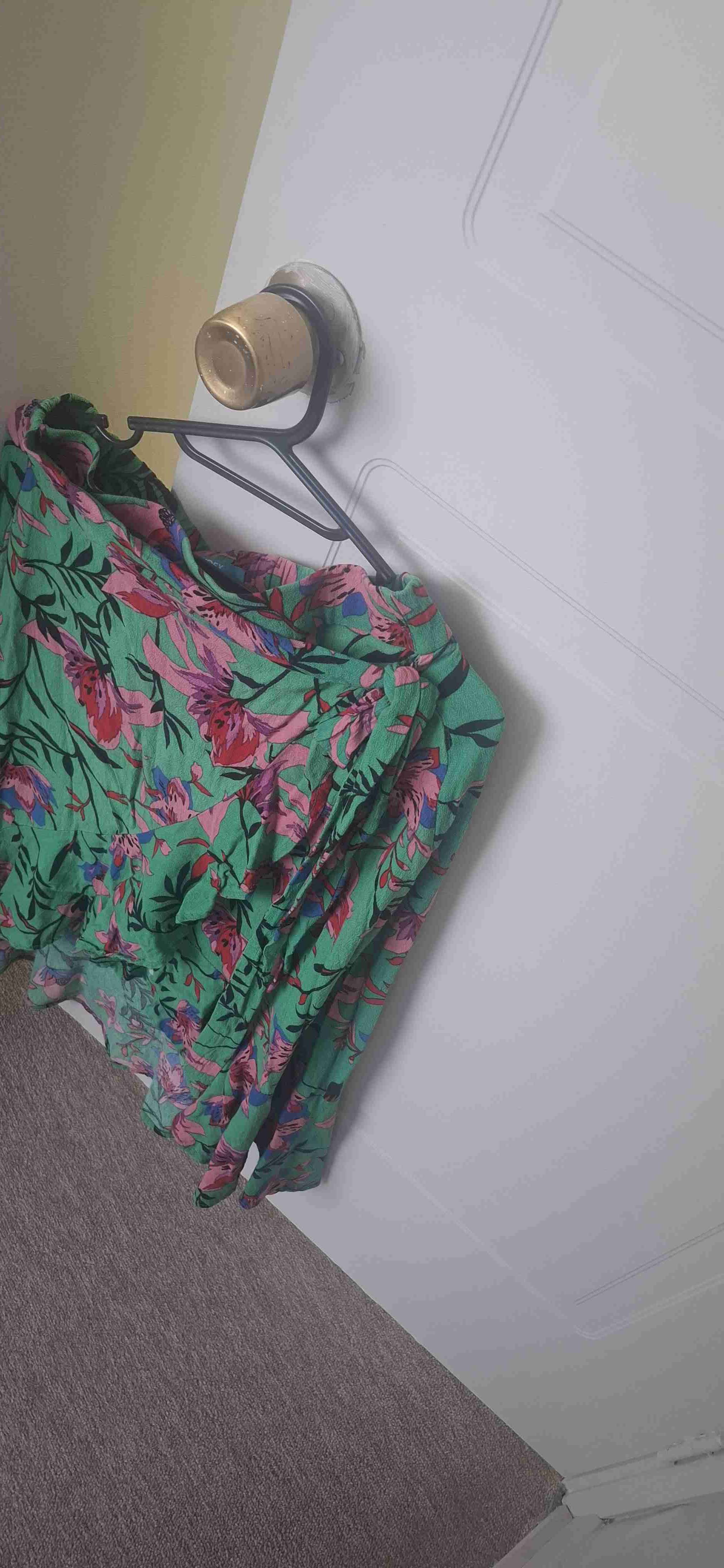 Falda verde con flores rosas - miniatura 2