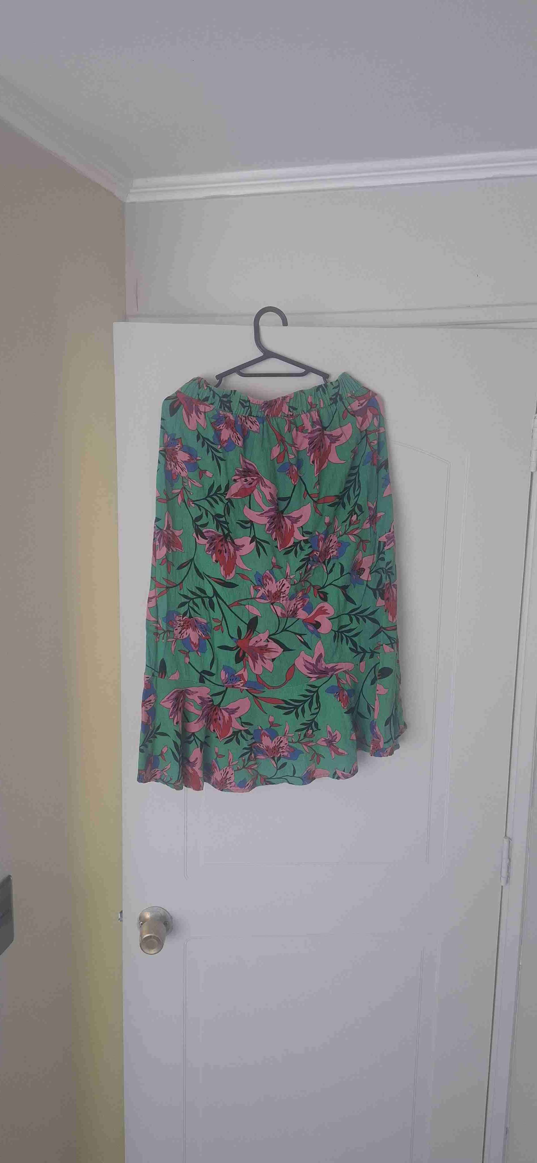 Falda verde con flores rosas - miniatura 3