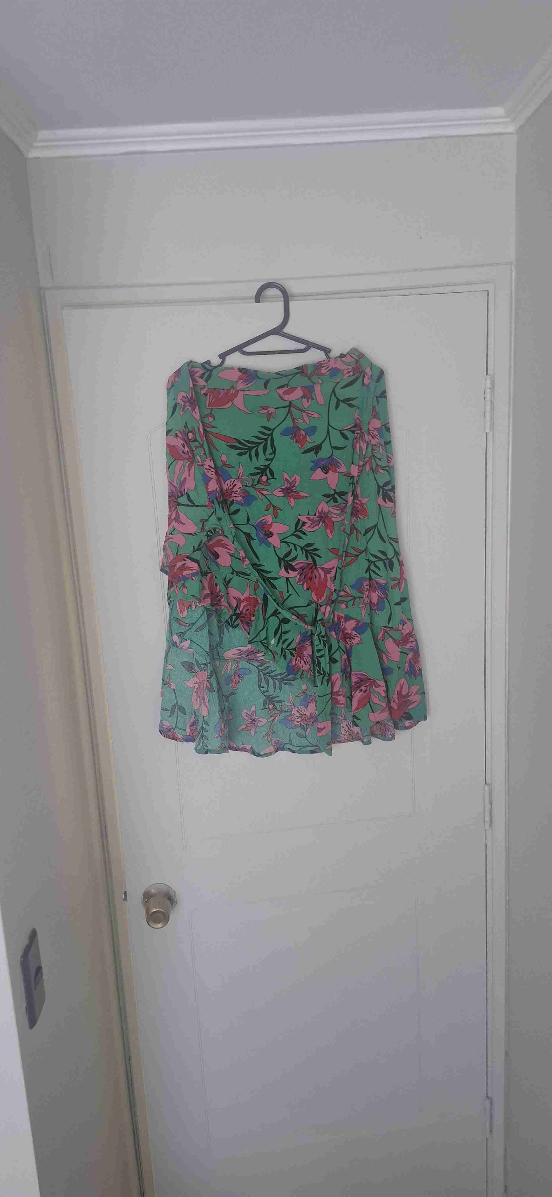 Falda verde con flores rosas - miniatura 4