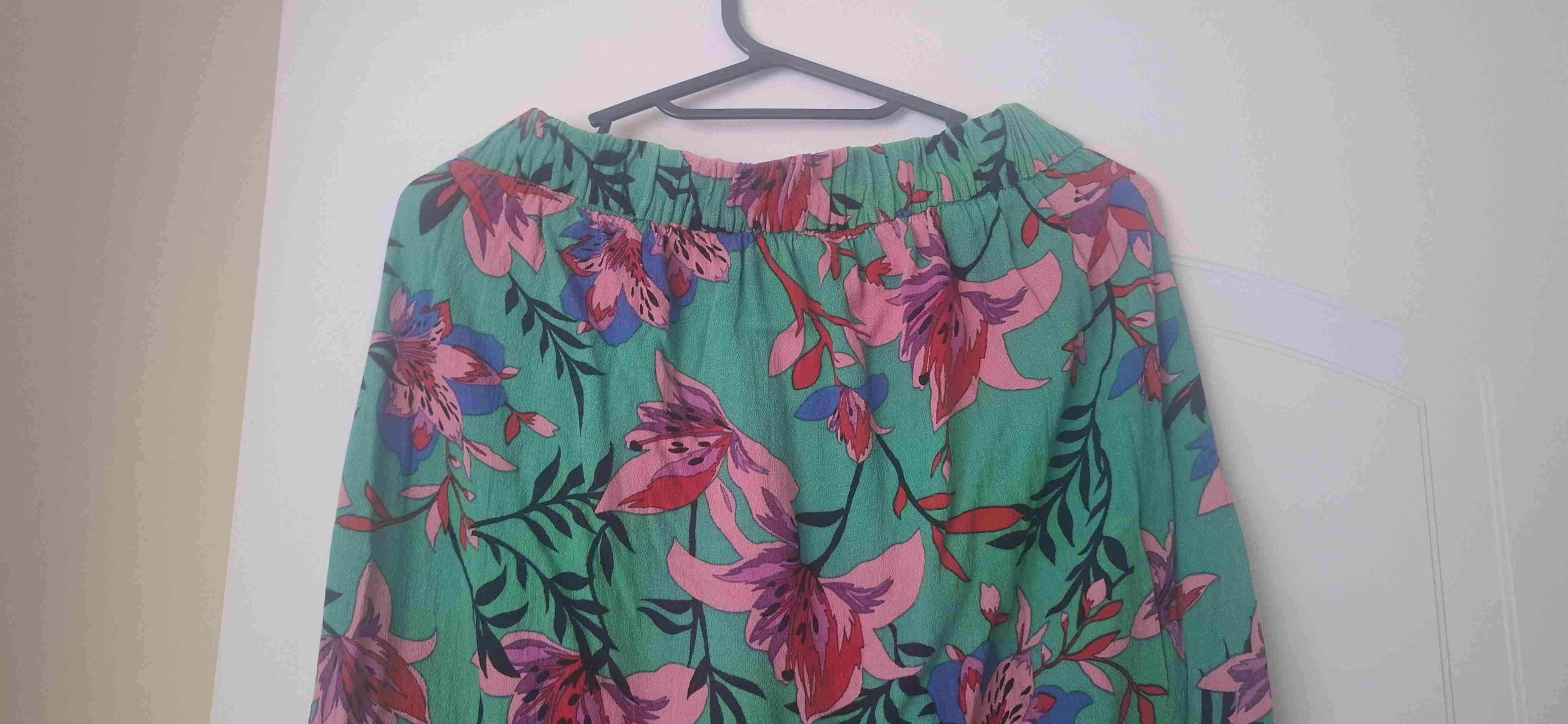 Falda verde con flores rosas - miniatura 5