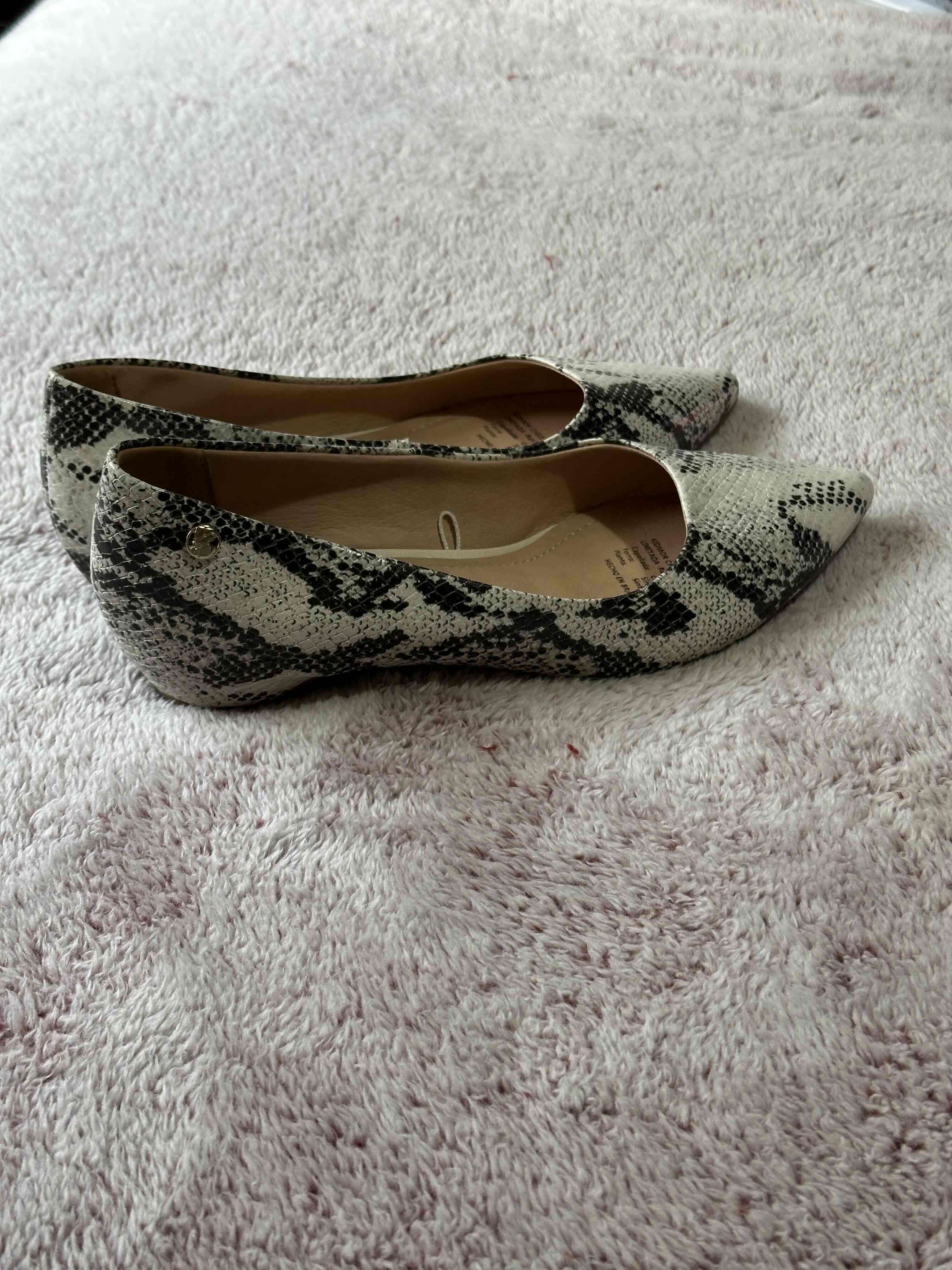 Zapatos beige efecto serpiente - miniatura 2