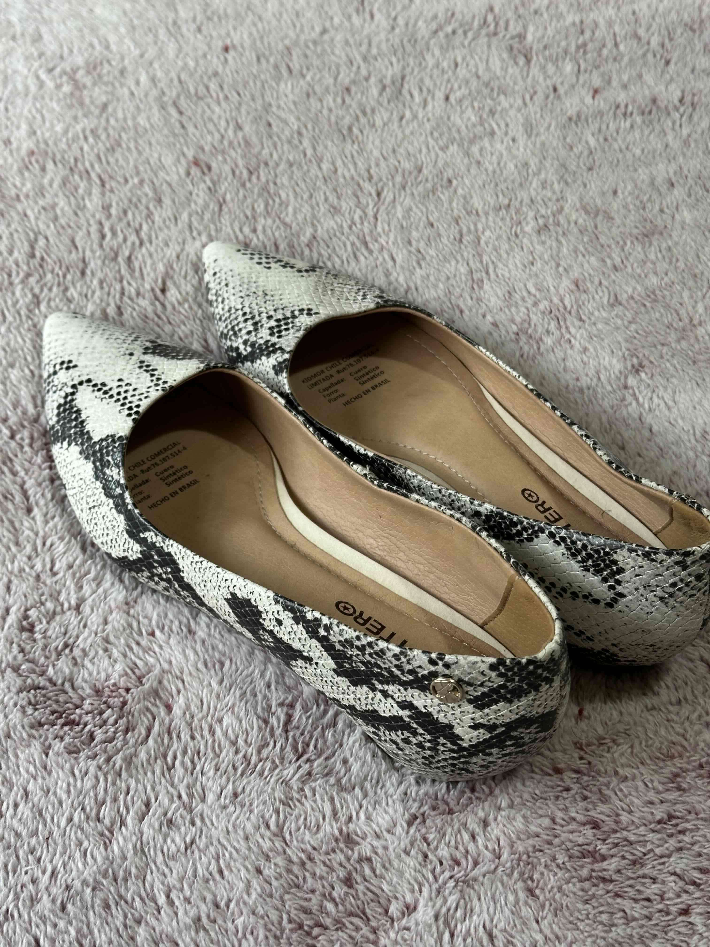 Zapatos beige efecto serpiente - miniatura 3