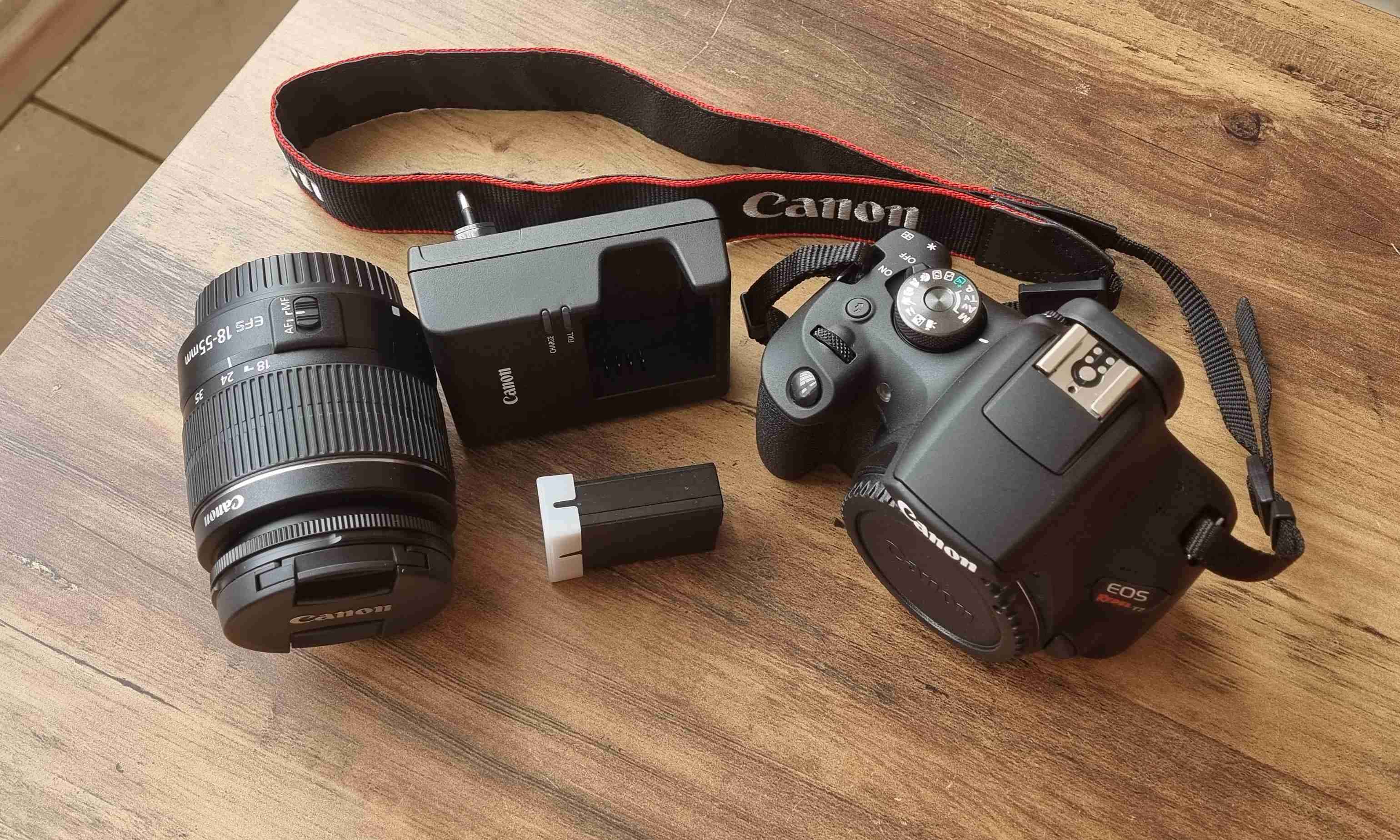 Cámara Canon EOS T7 con lente y accesorios - miniatura 1