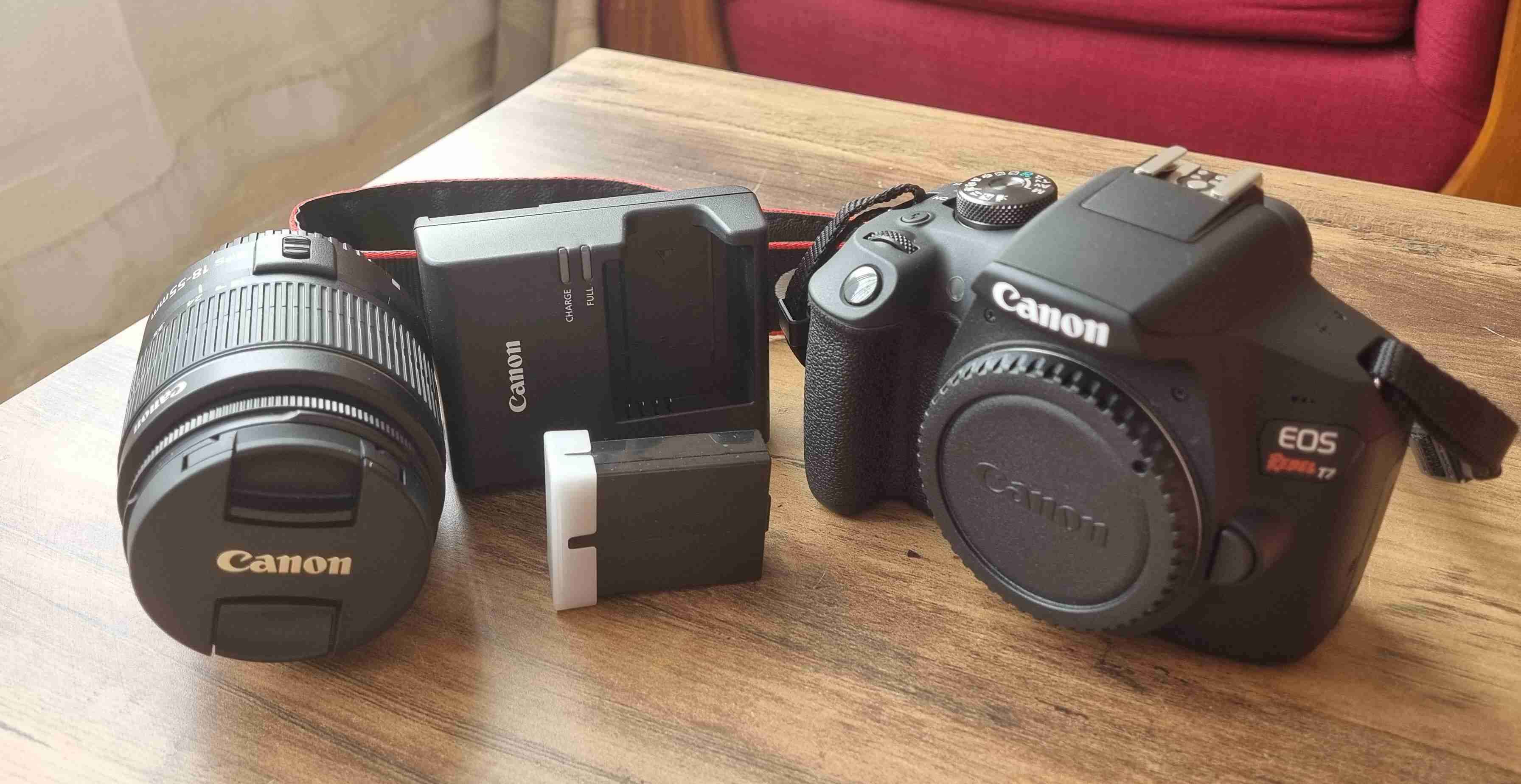 Cámara Canon EOS T7 con lente y accesorios - miniatura 2