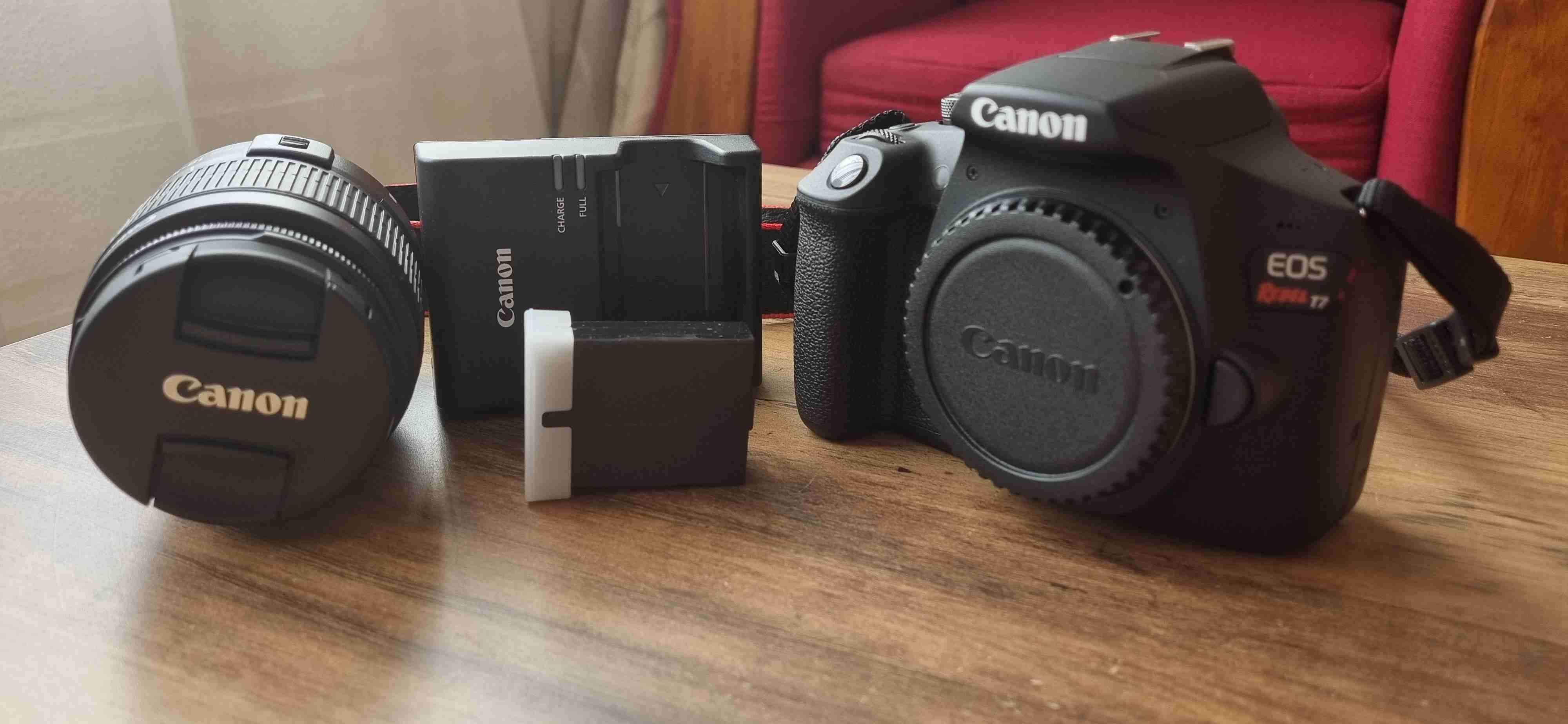 Cámara Canon EOS T7 con lente y accesorios - miniatura 3