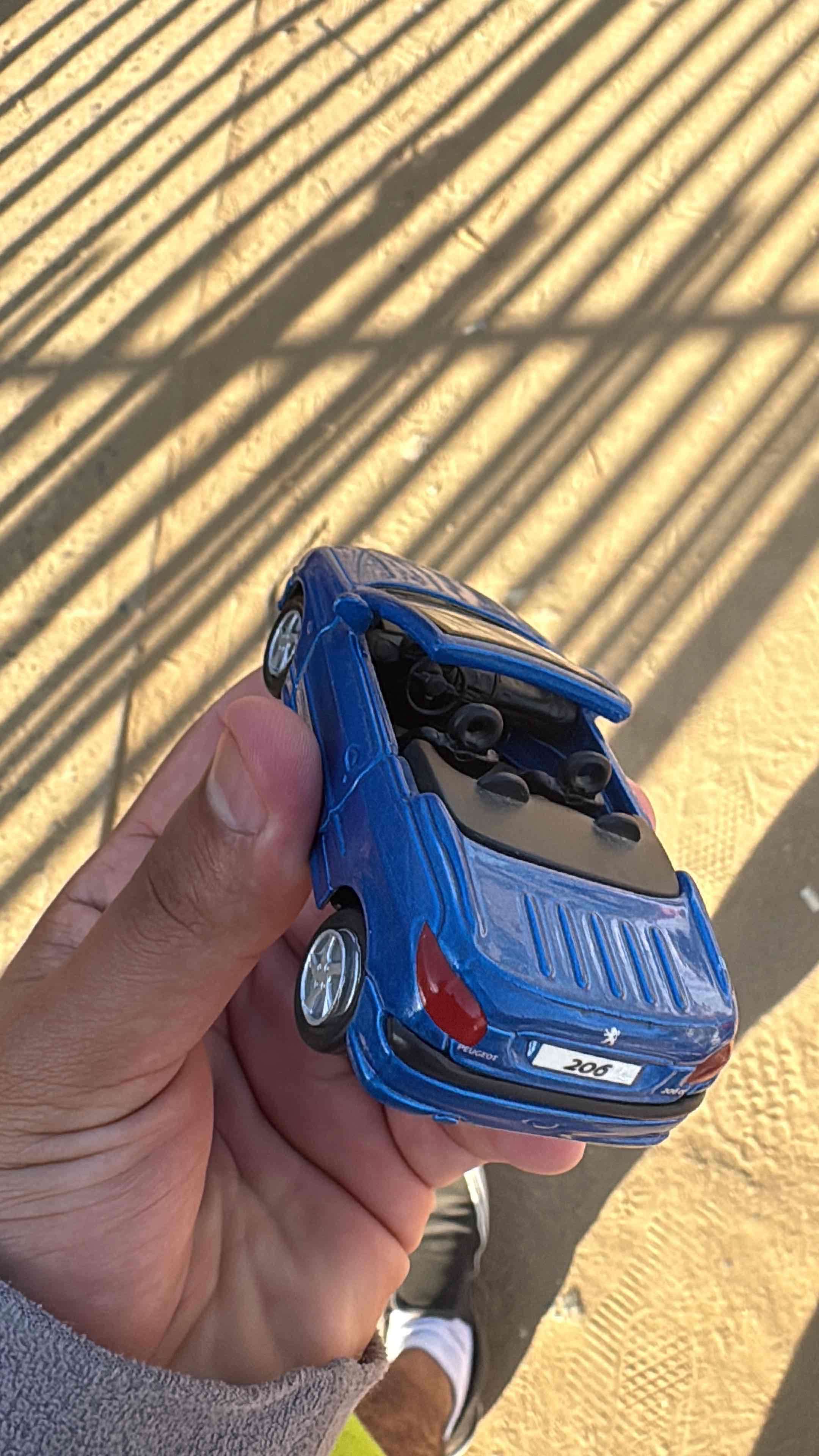 Auto de juguete azul - miniatura 1