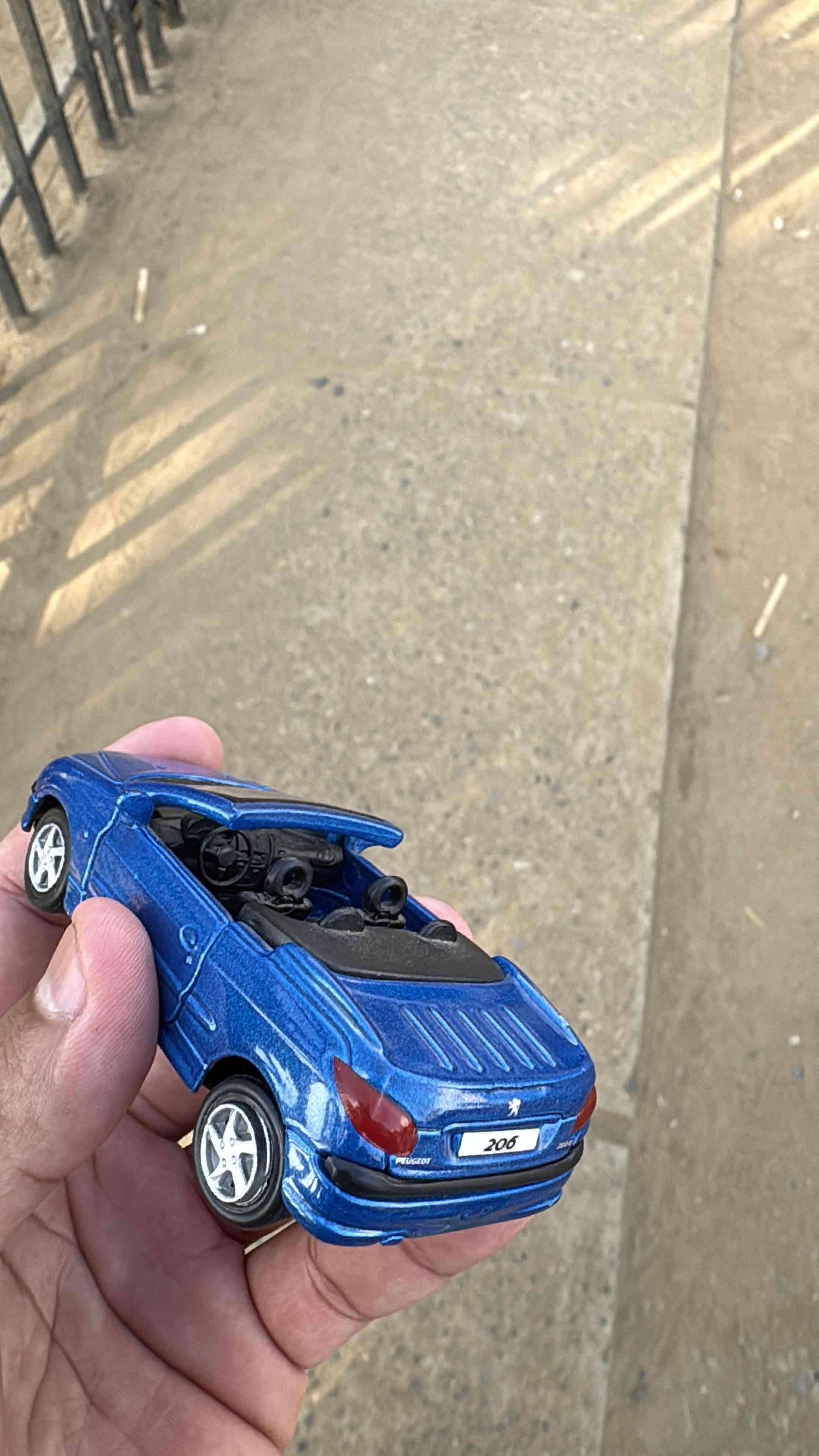 Auto de juguete azul - miniatura 2