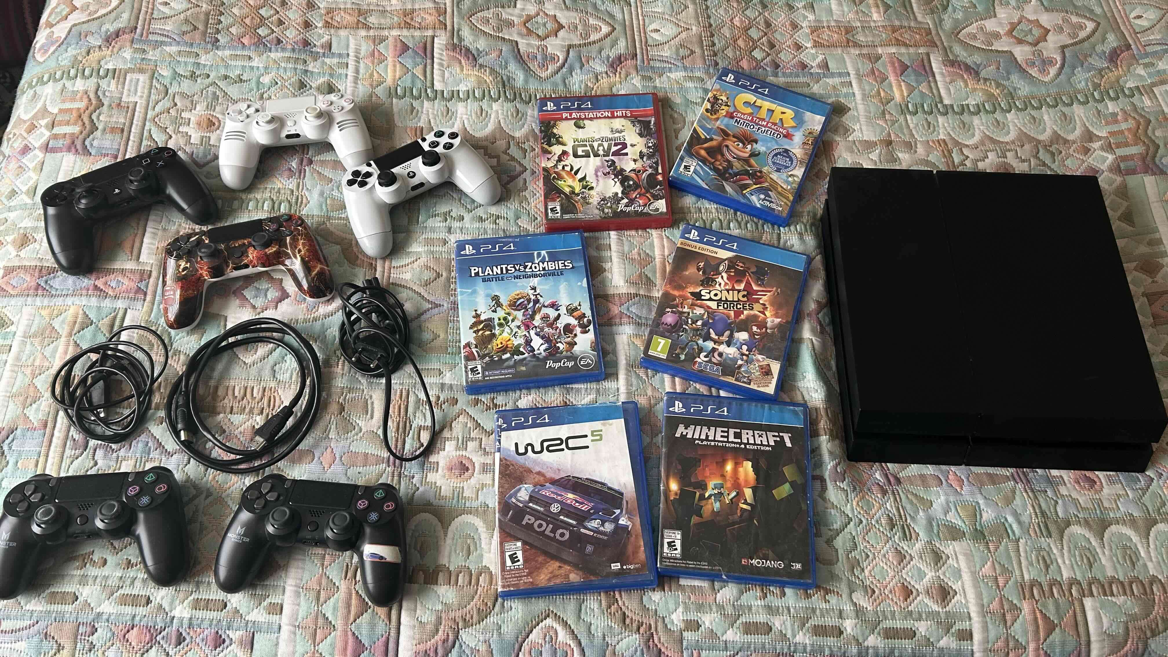 Consola PS4 con 7 juegos y 2 controles - miniatura 1