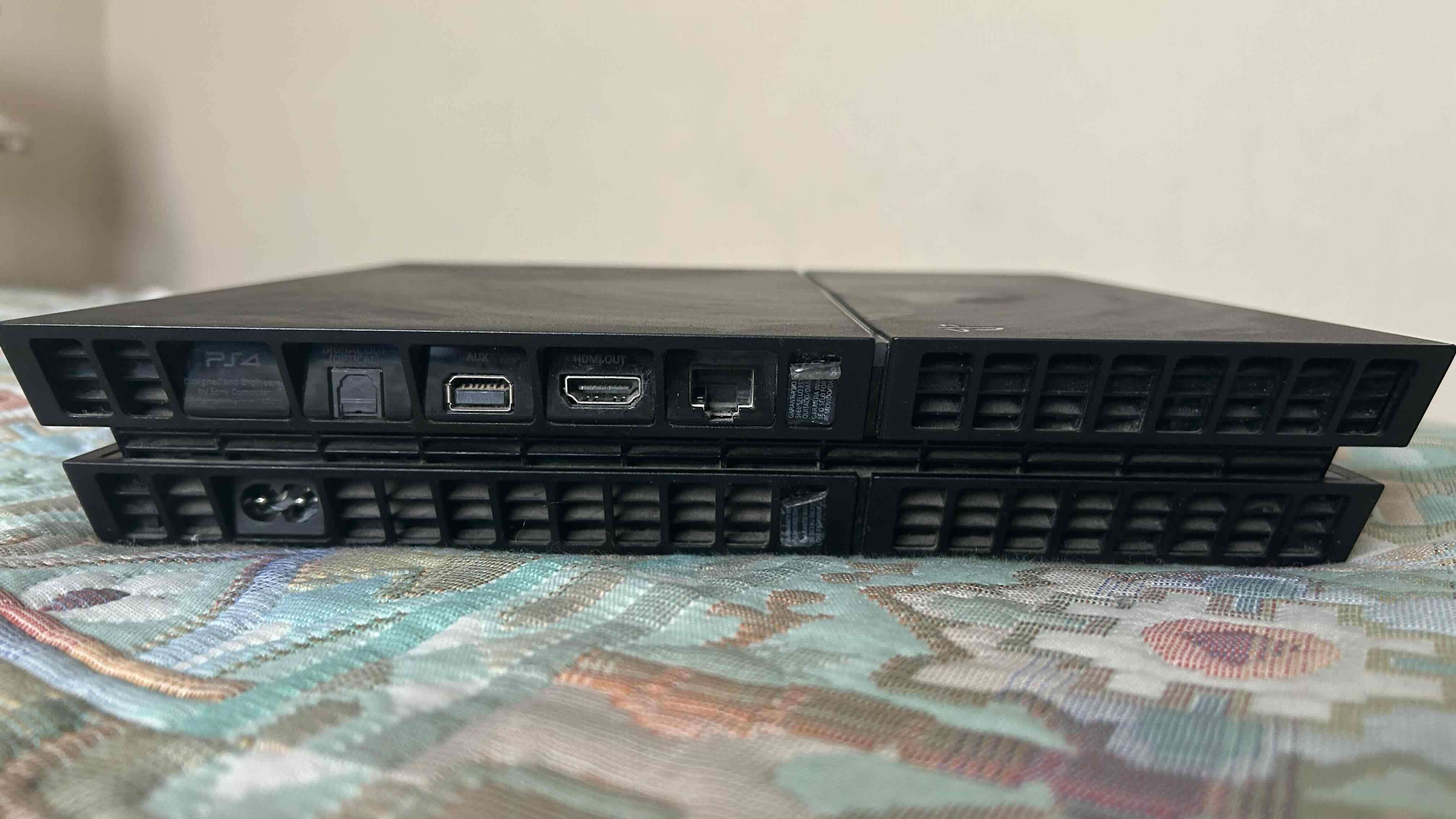 Consola PS4 con 7 juegos y 2 controles - miniatura 3