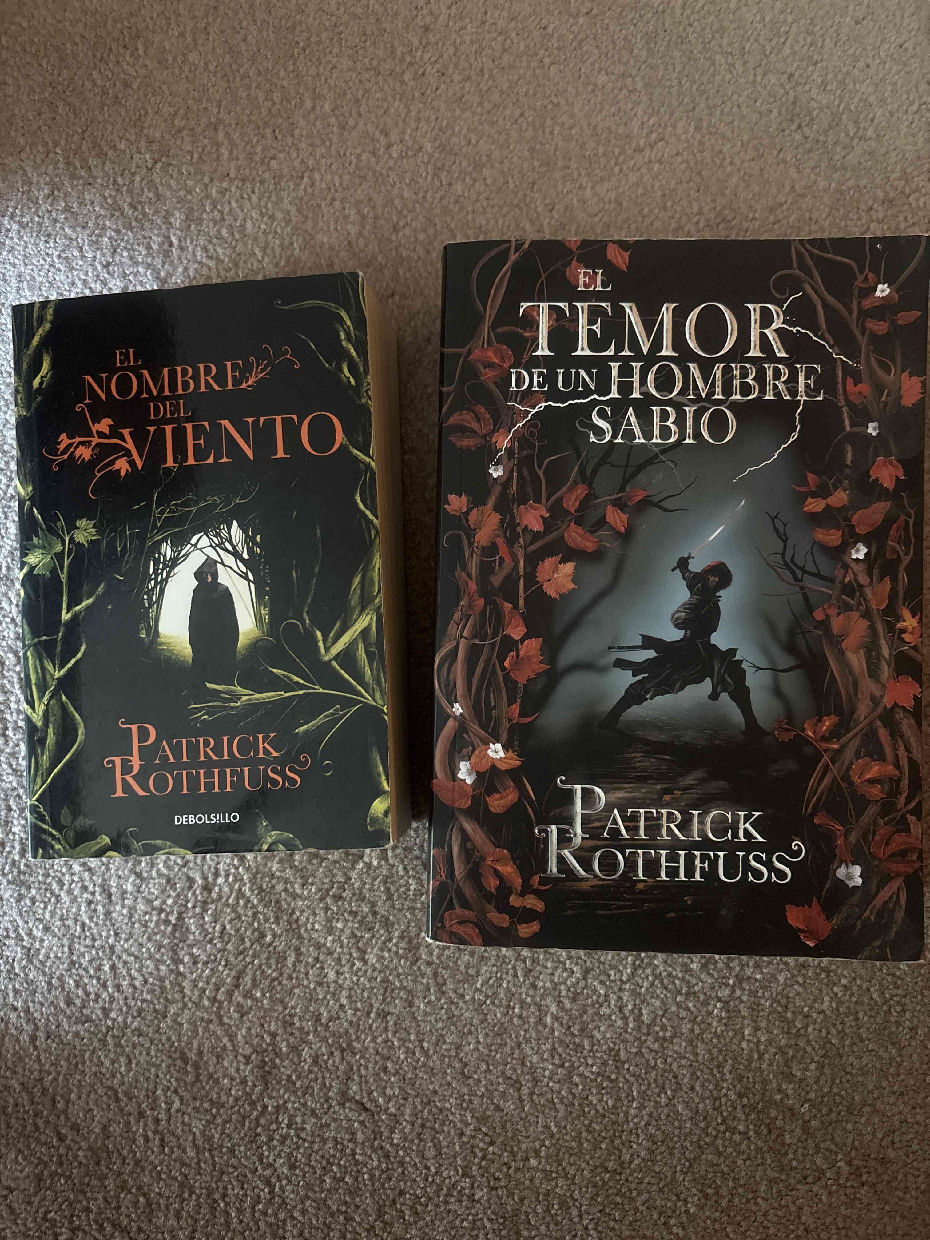 Libros 'El nombre del viento' y 'El temor de un hombre sabio' - miniatura 1