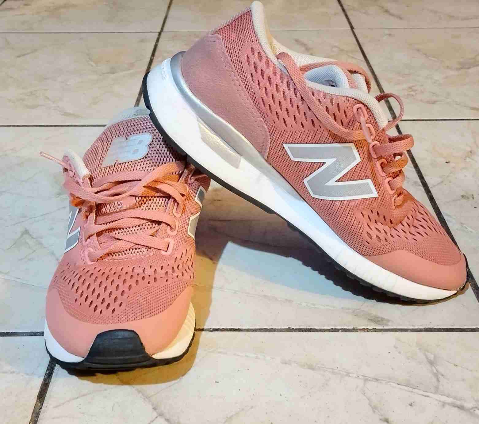 Zapatillas deportivas rosadas New Balance - miniatura 2