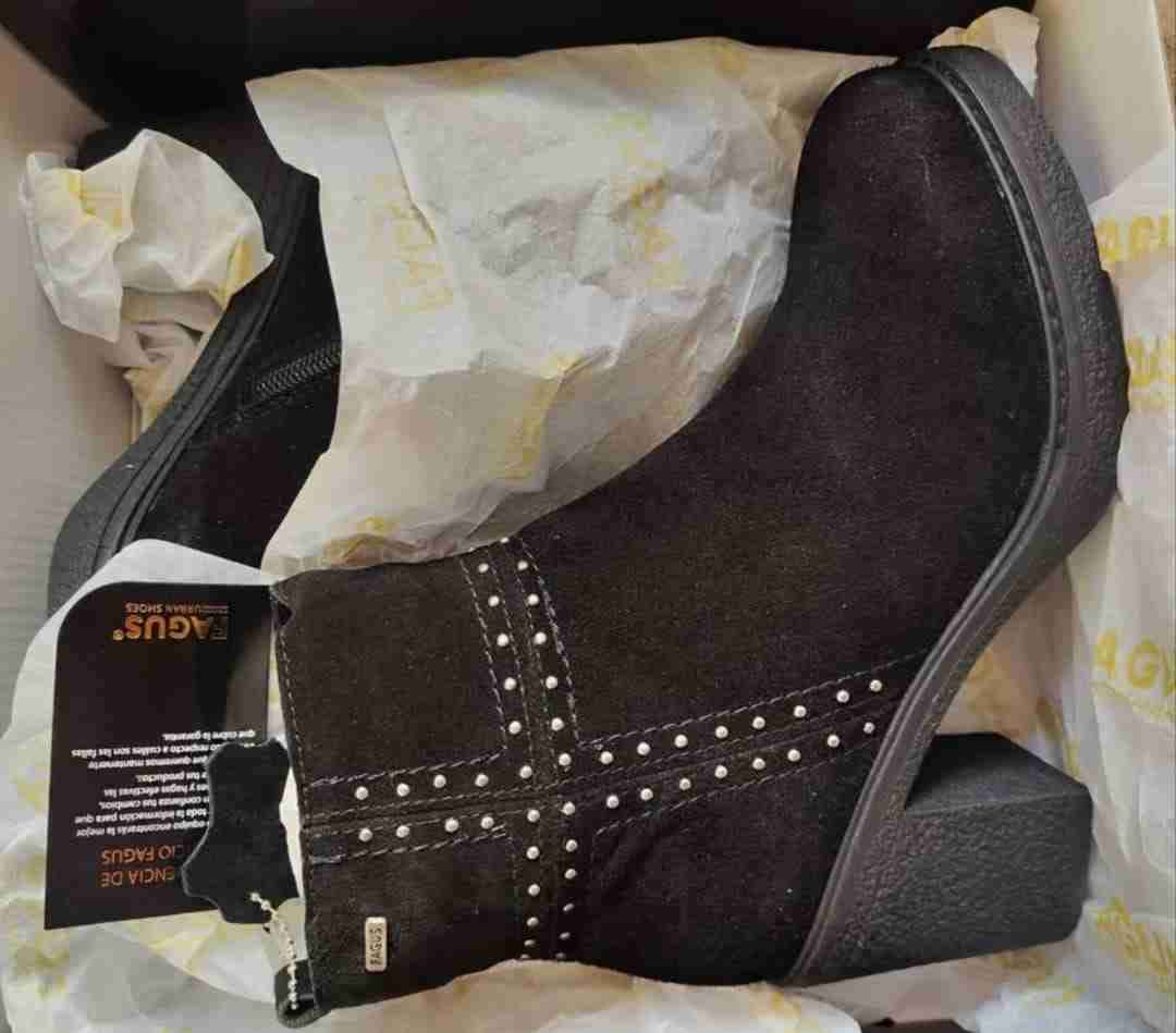 Botines negros con tachas