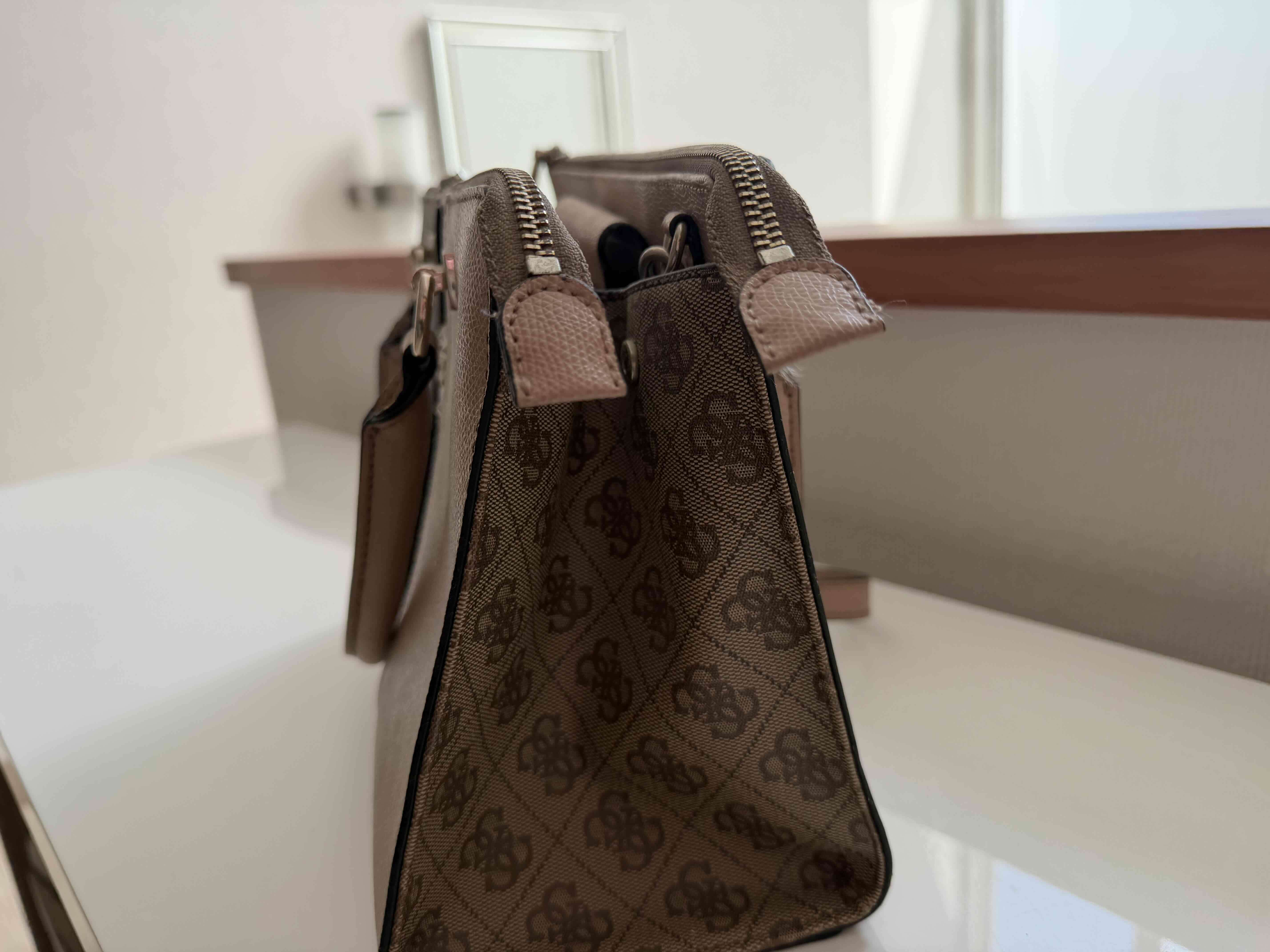 Cartera Guess tricolor en buen estado - miniatura 2