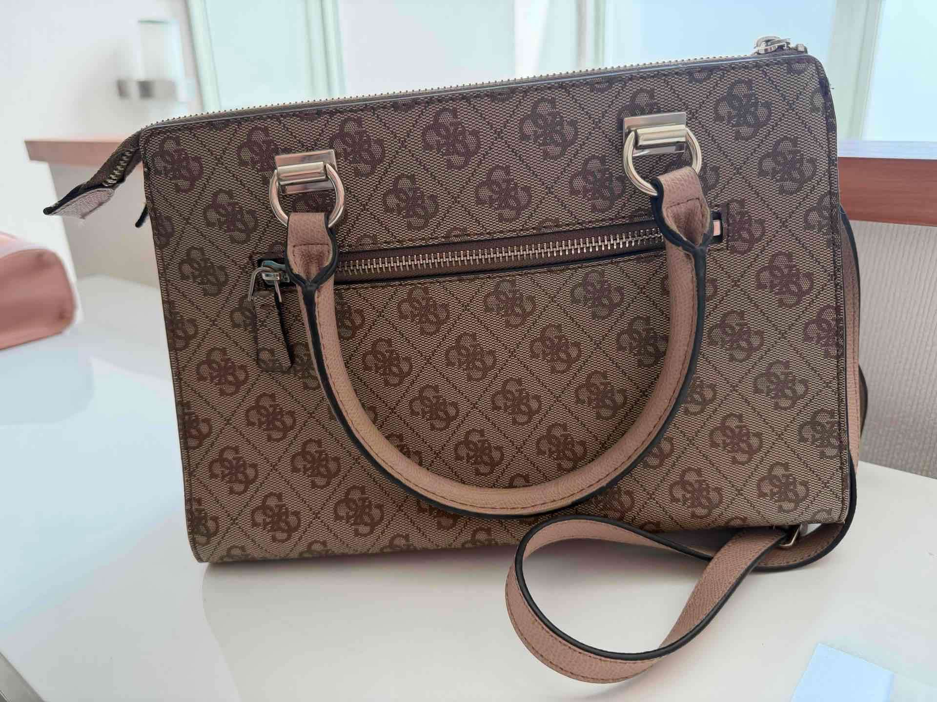 Cartera Guess tricolor en buen estado - miniatura 3