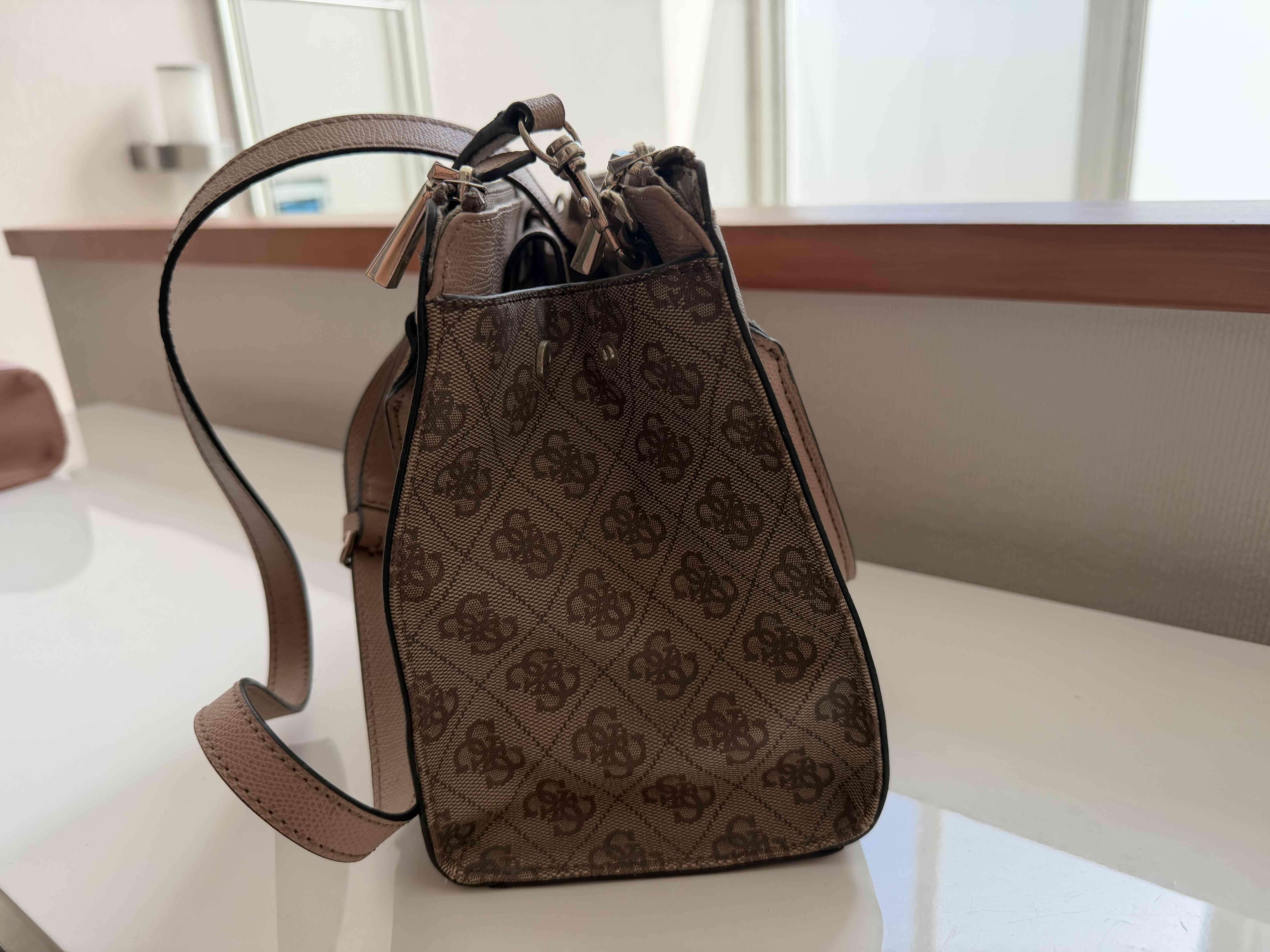 Cartera Guess tricolor en buen estado - miniatura 4