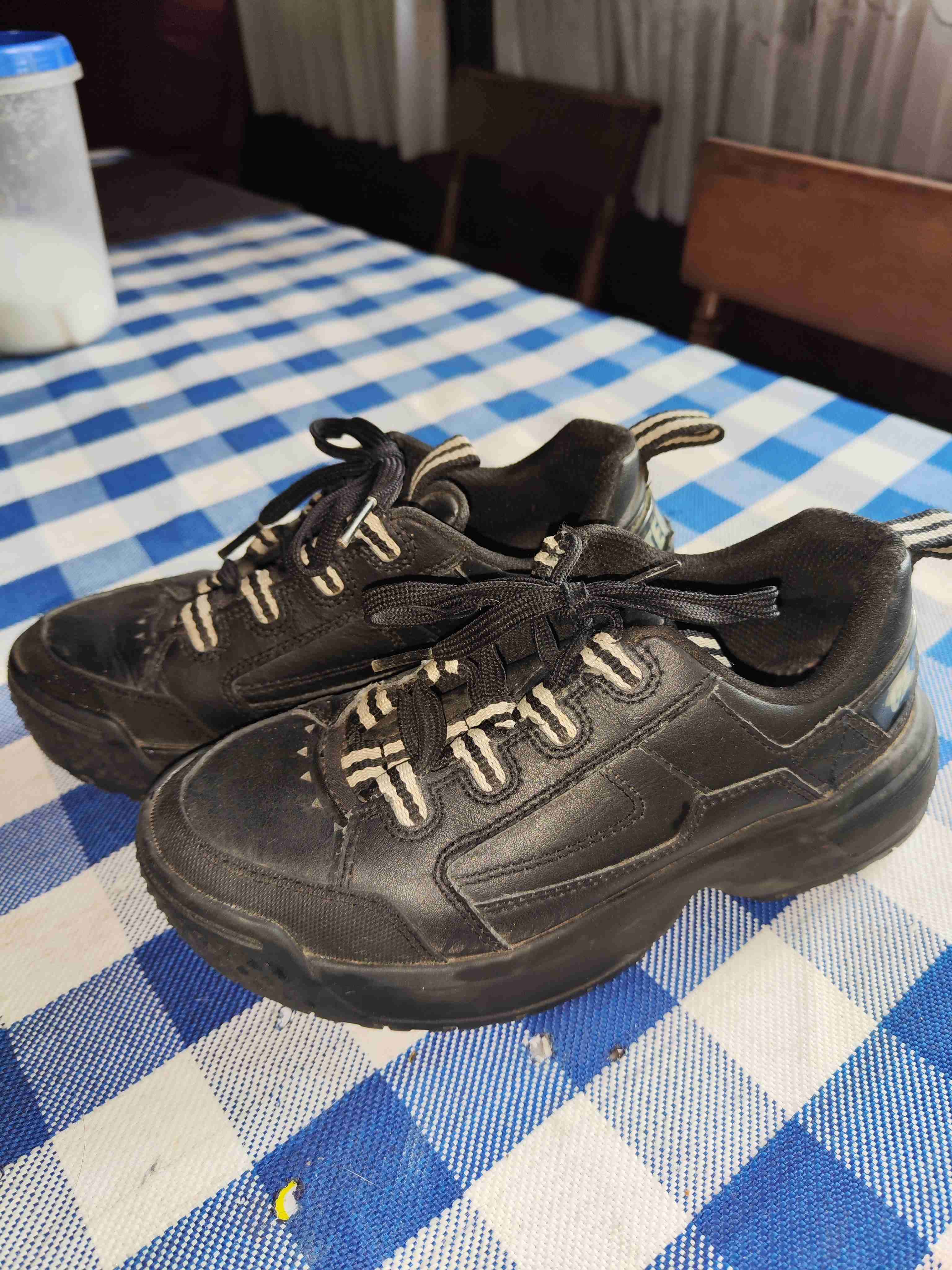 Zapatillas Caterpillar negras deportivas usadas - miniatura 2