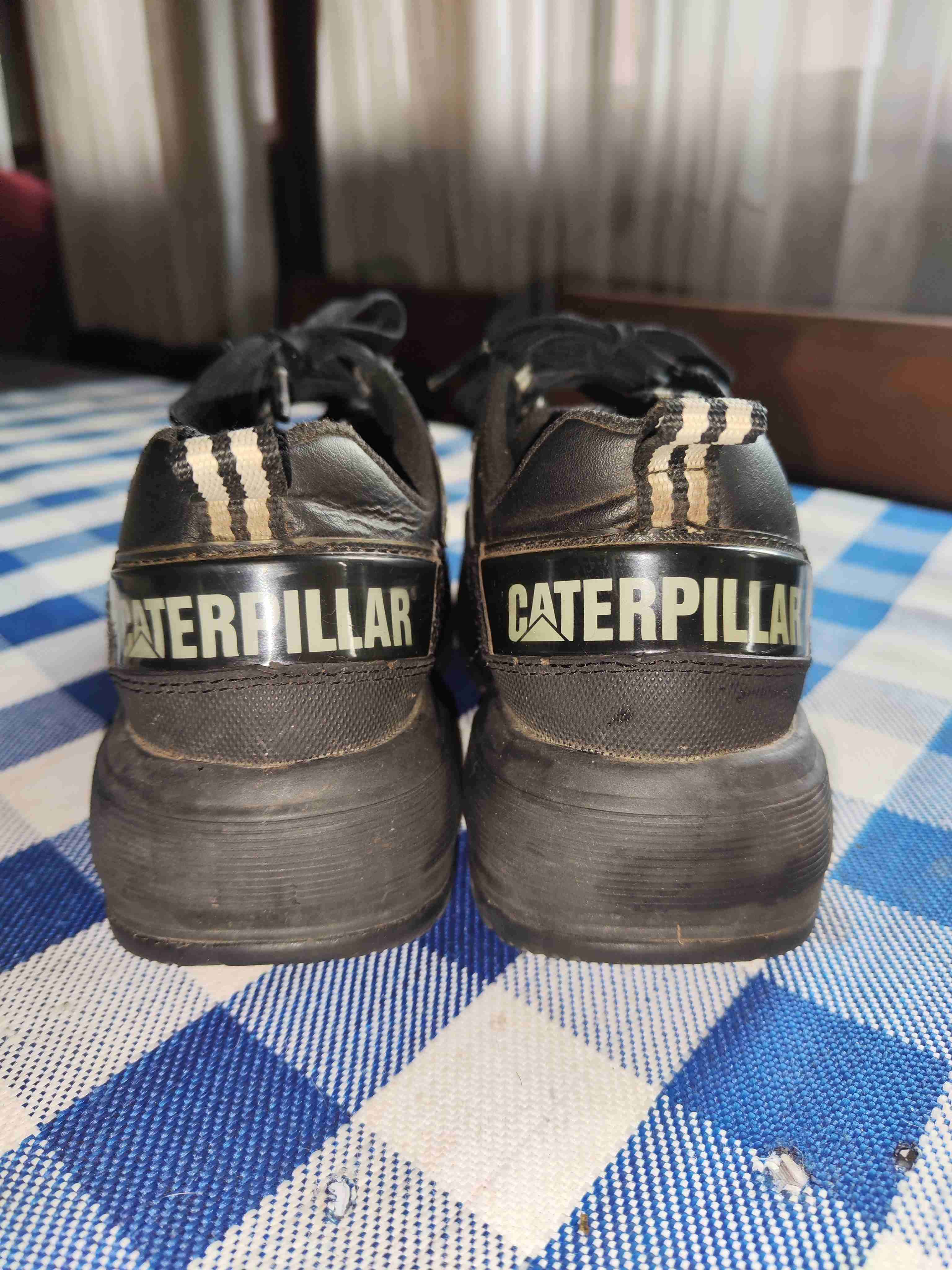 Zapatillas Caterpillar negras deportivas usadas - miniatura 3