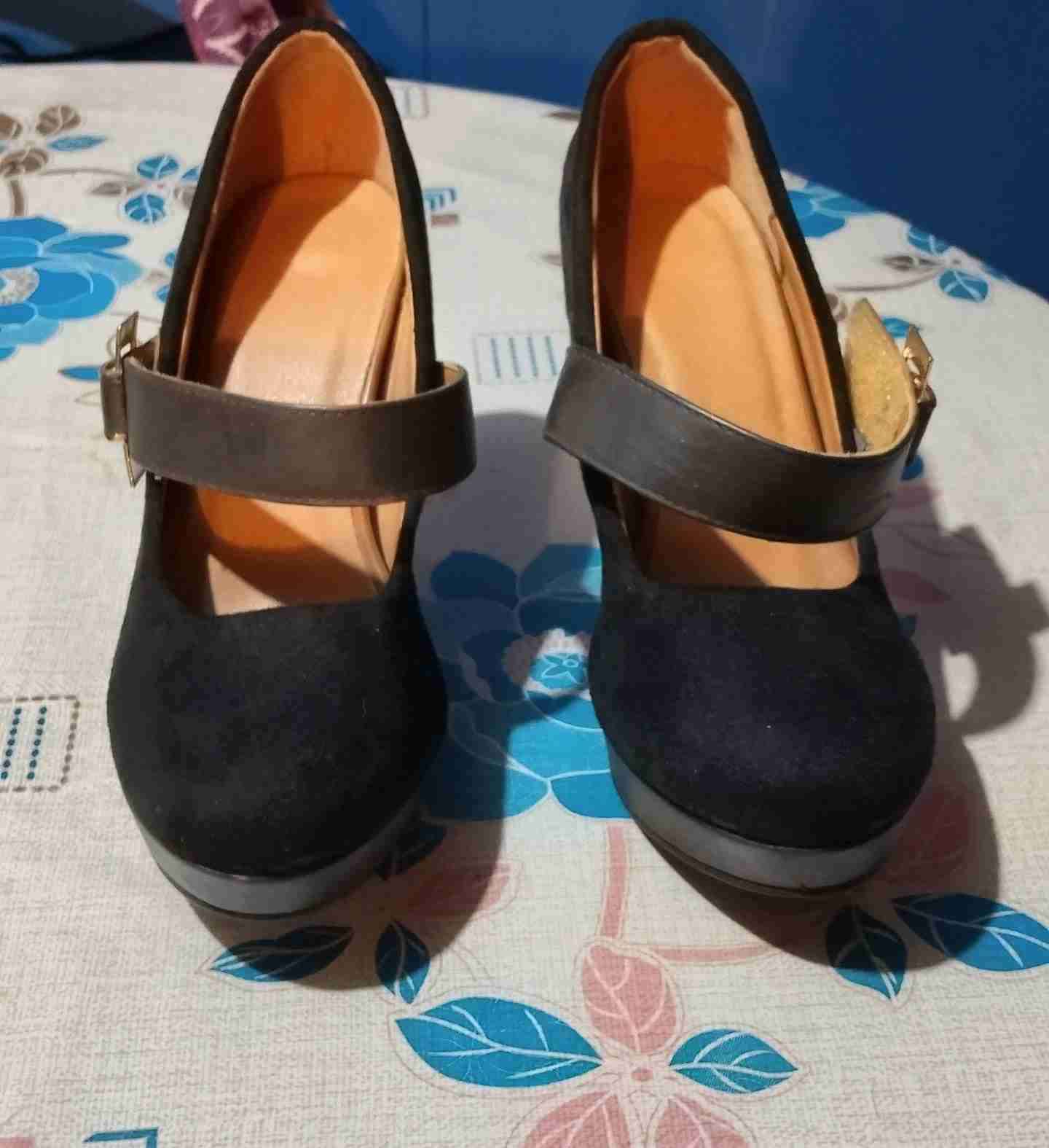 Zapatos de tacón negro con hebilla - miniatura 2