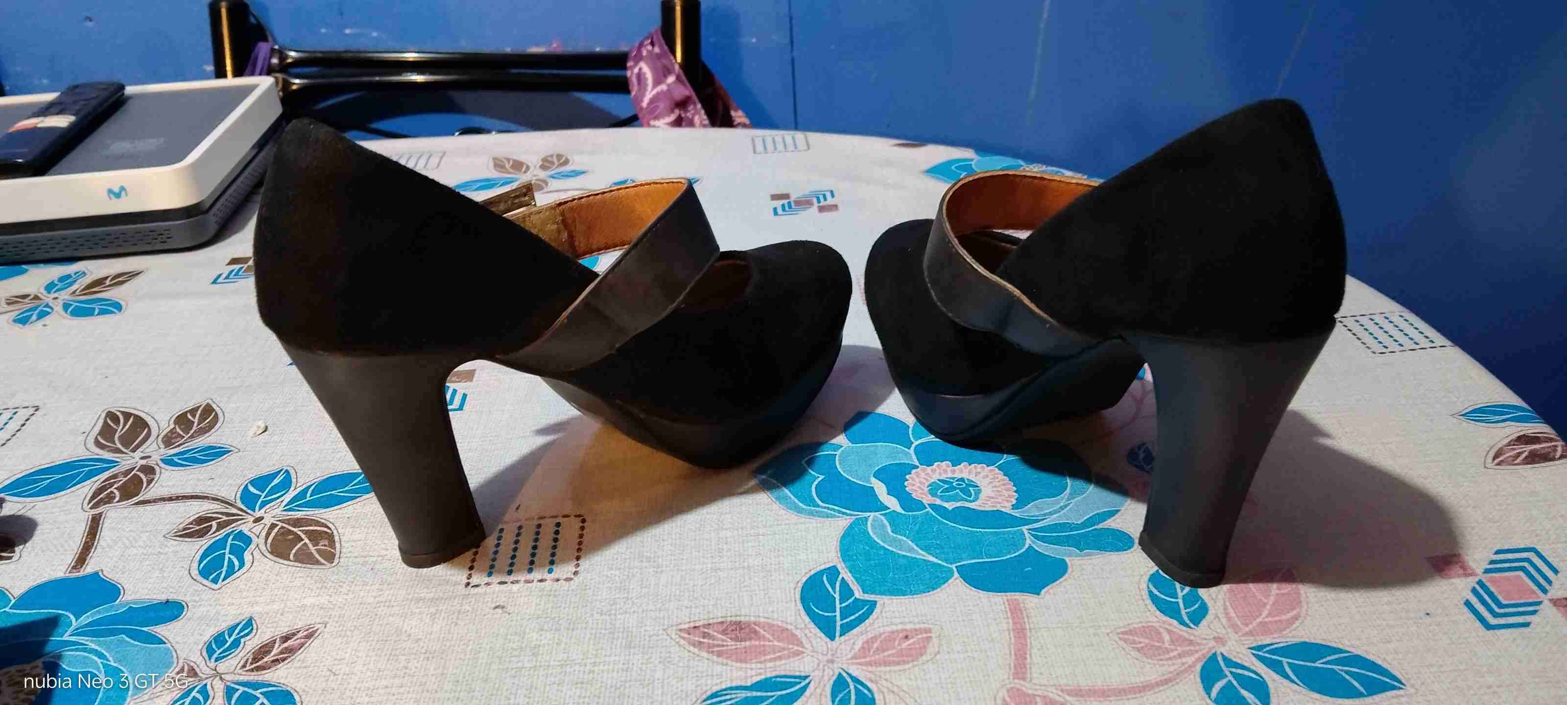 Zapatos de tacón negro con hebilla - miniatura 4