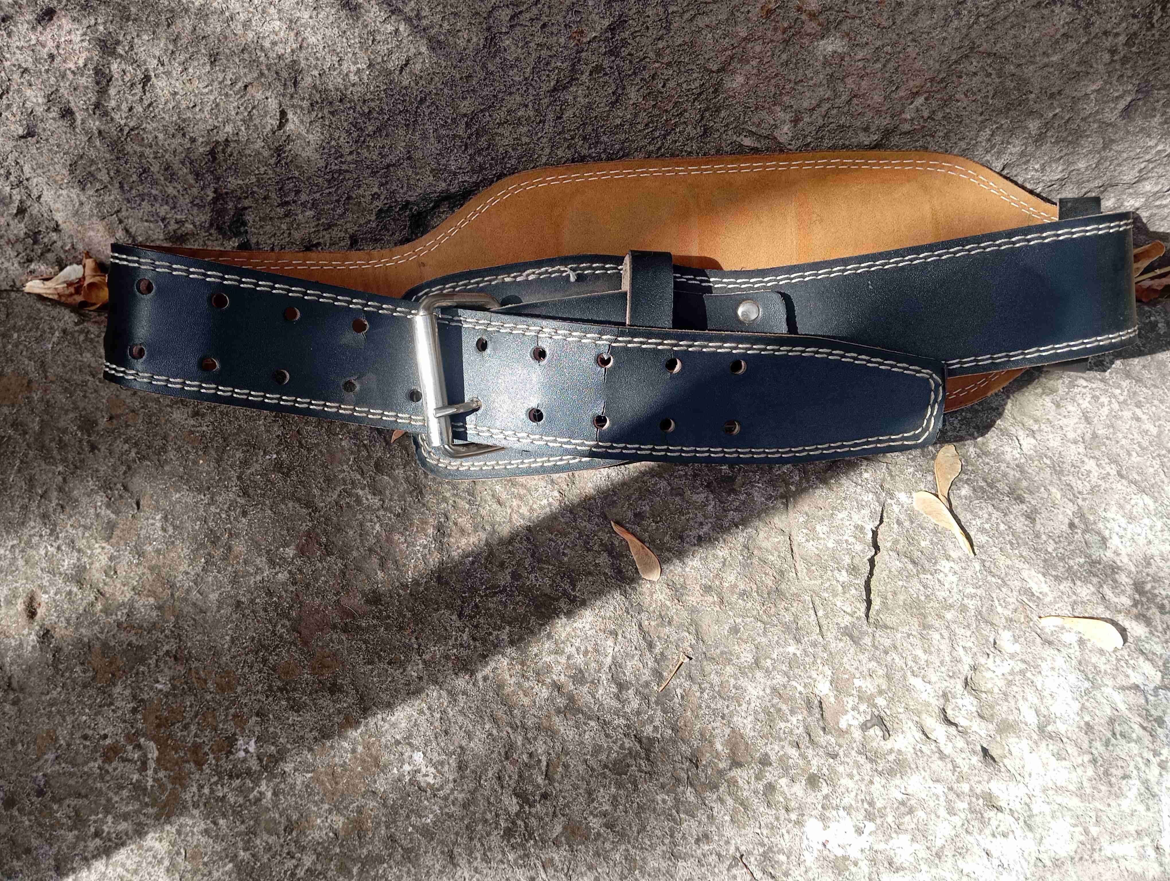 Cinturón de cuero negro