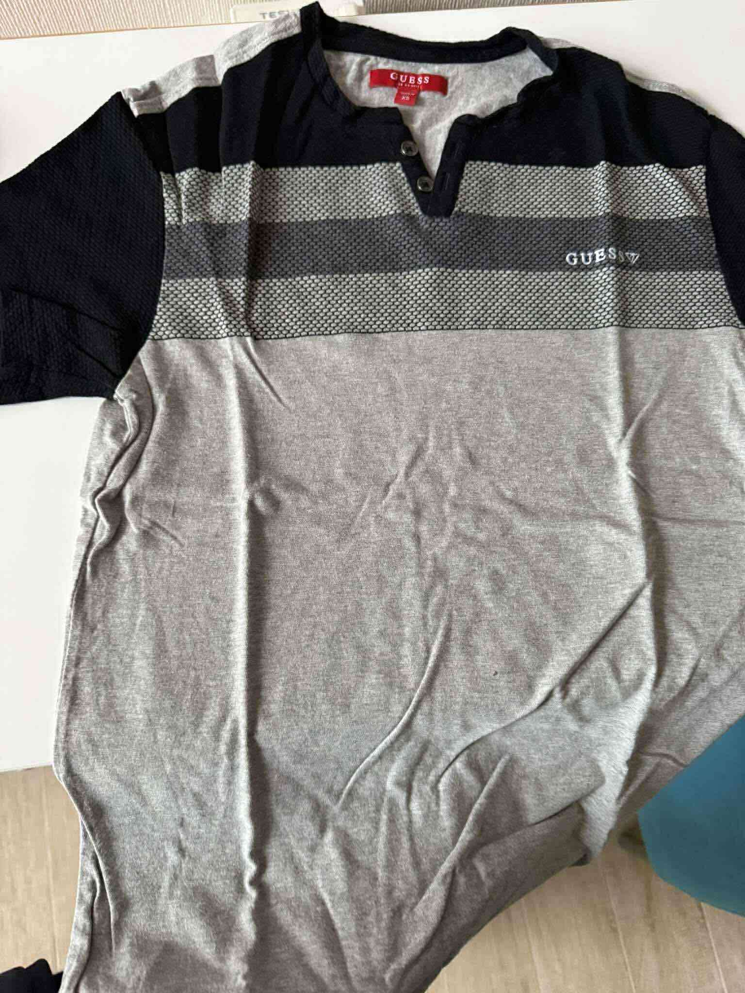 Polera hombre Guess rayada gris y negra - miniatura 2