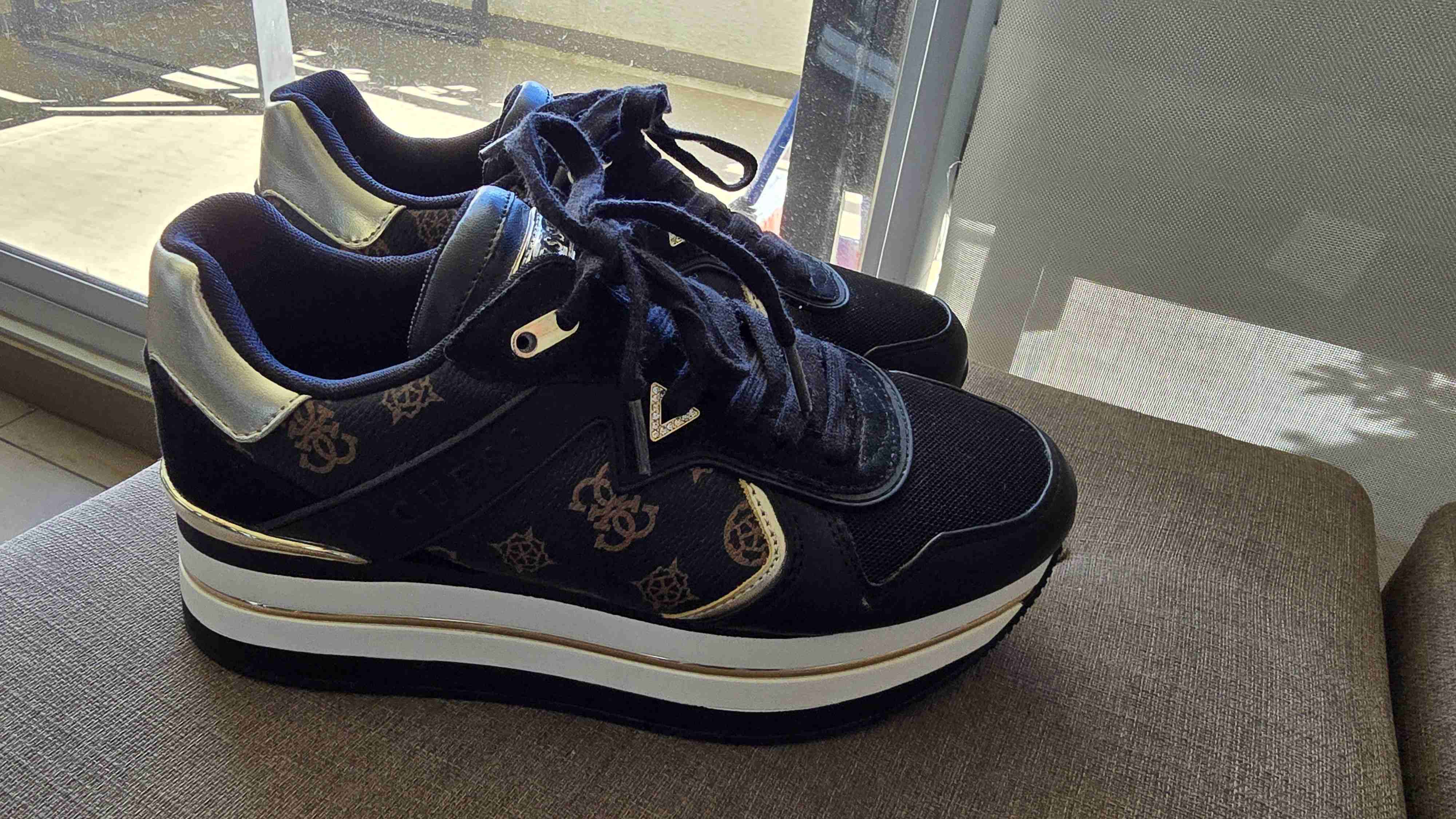 Zapatillas Guess Negro-Dorado - miniatura 2