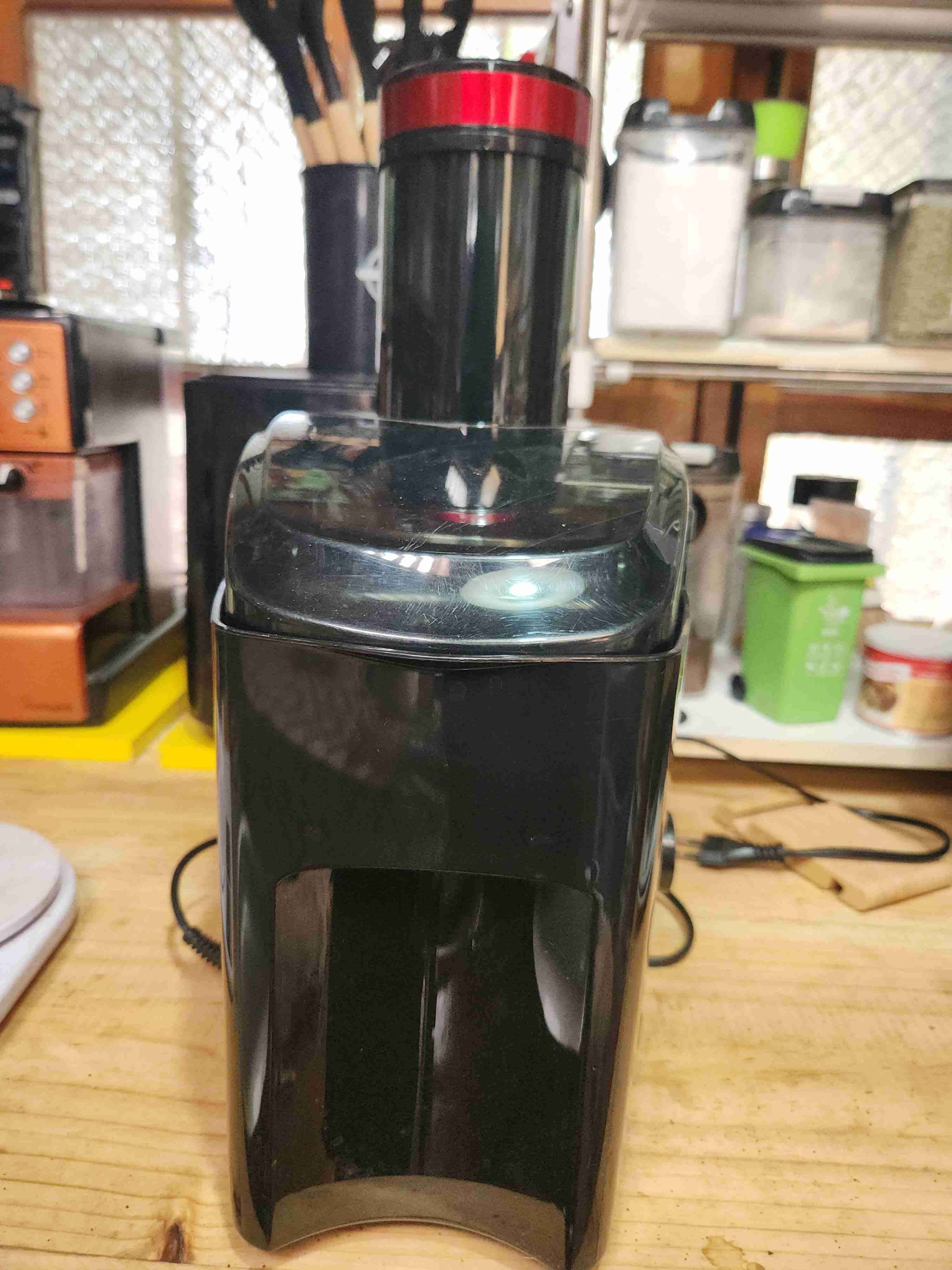 Licuadora extractora roja y negra - miniatura 2