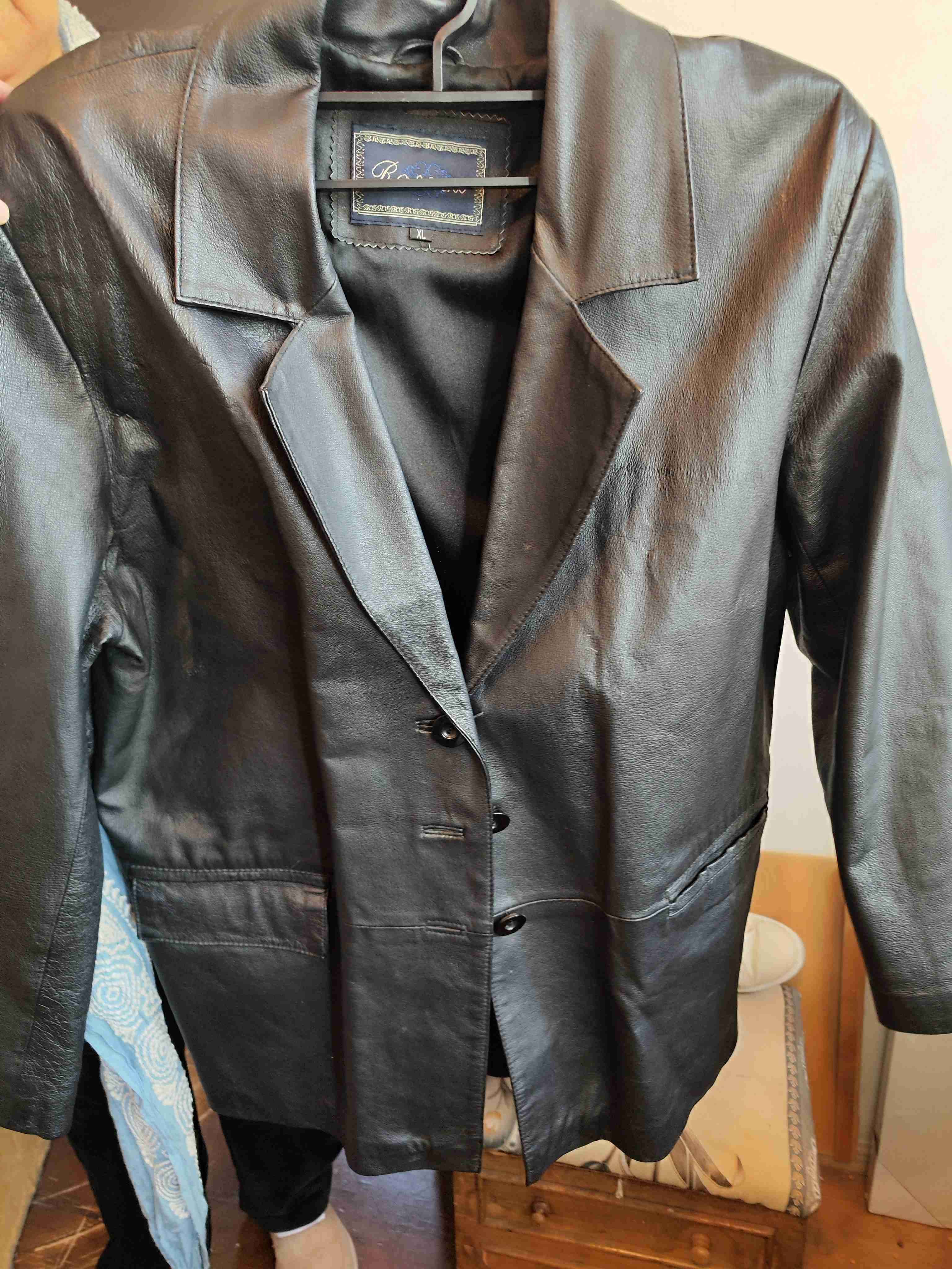 Chaqueta de cuero negra - miniatura 2