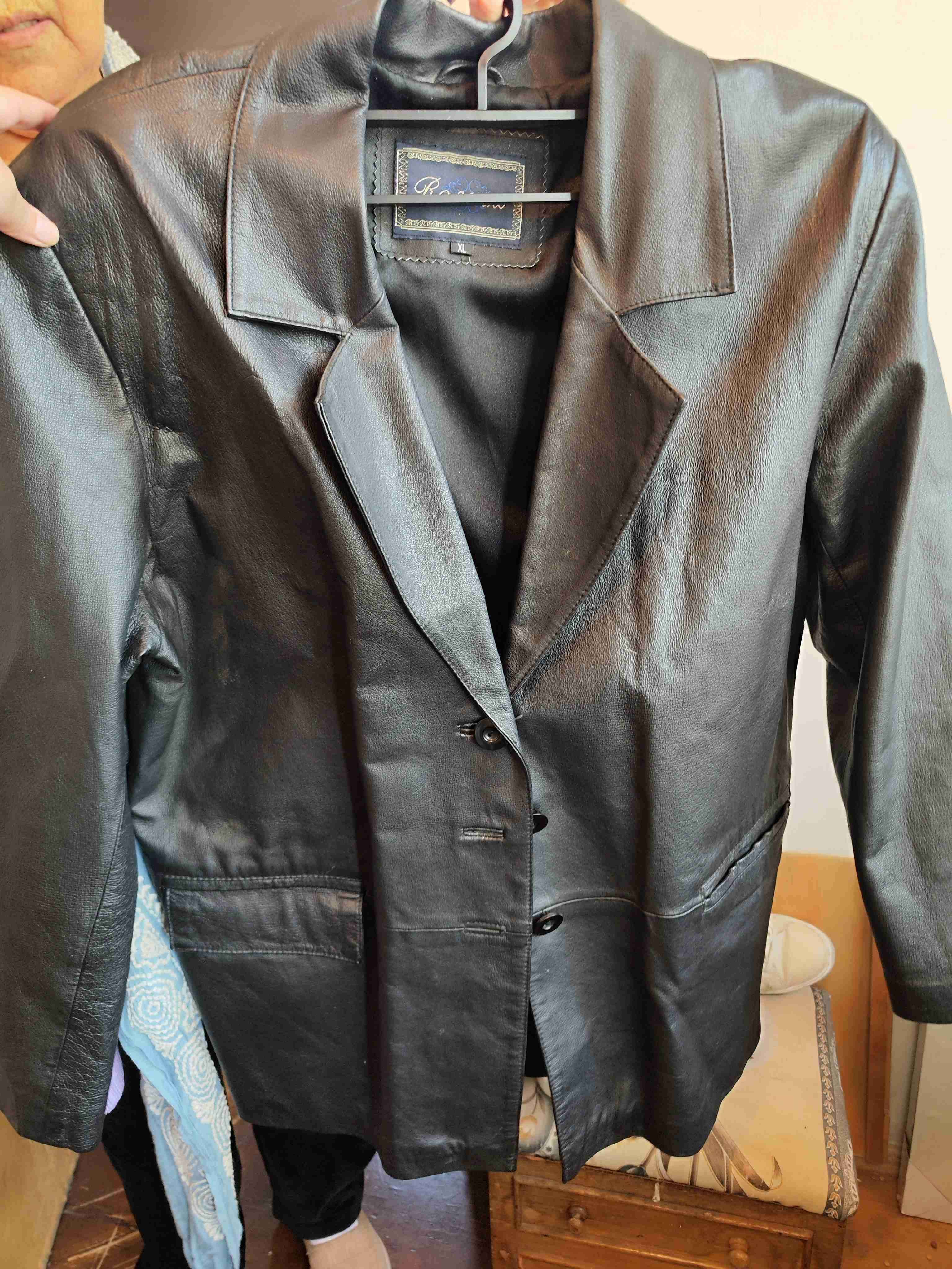 Chaqueta de cuero negra - miniatura 4