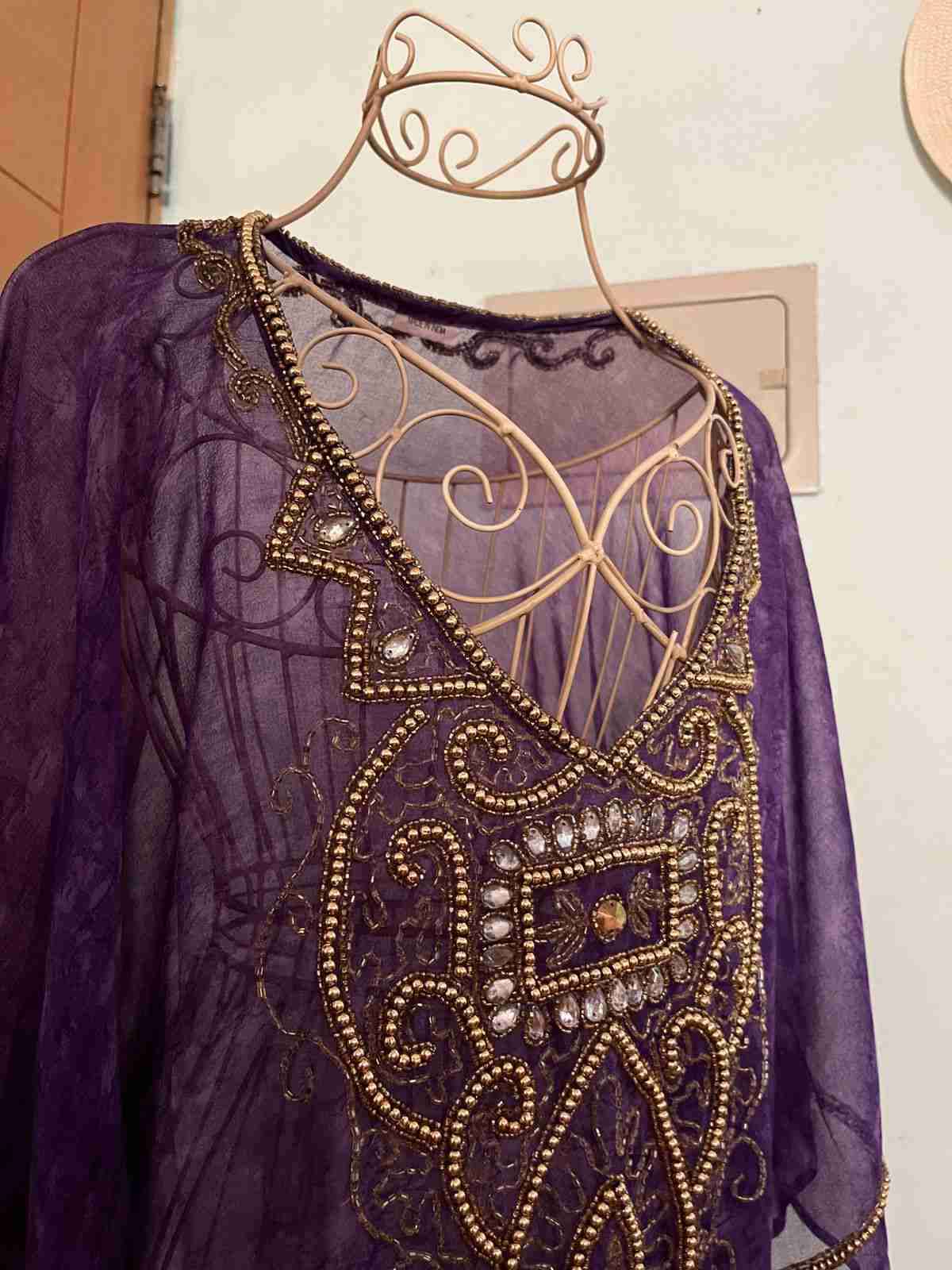 Túnica púrpura con adornos - miniatura 2