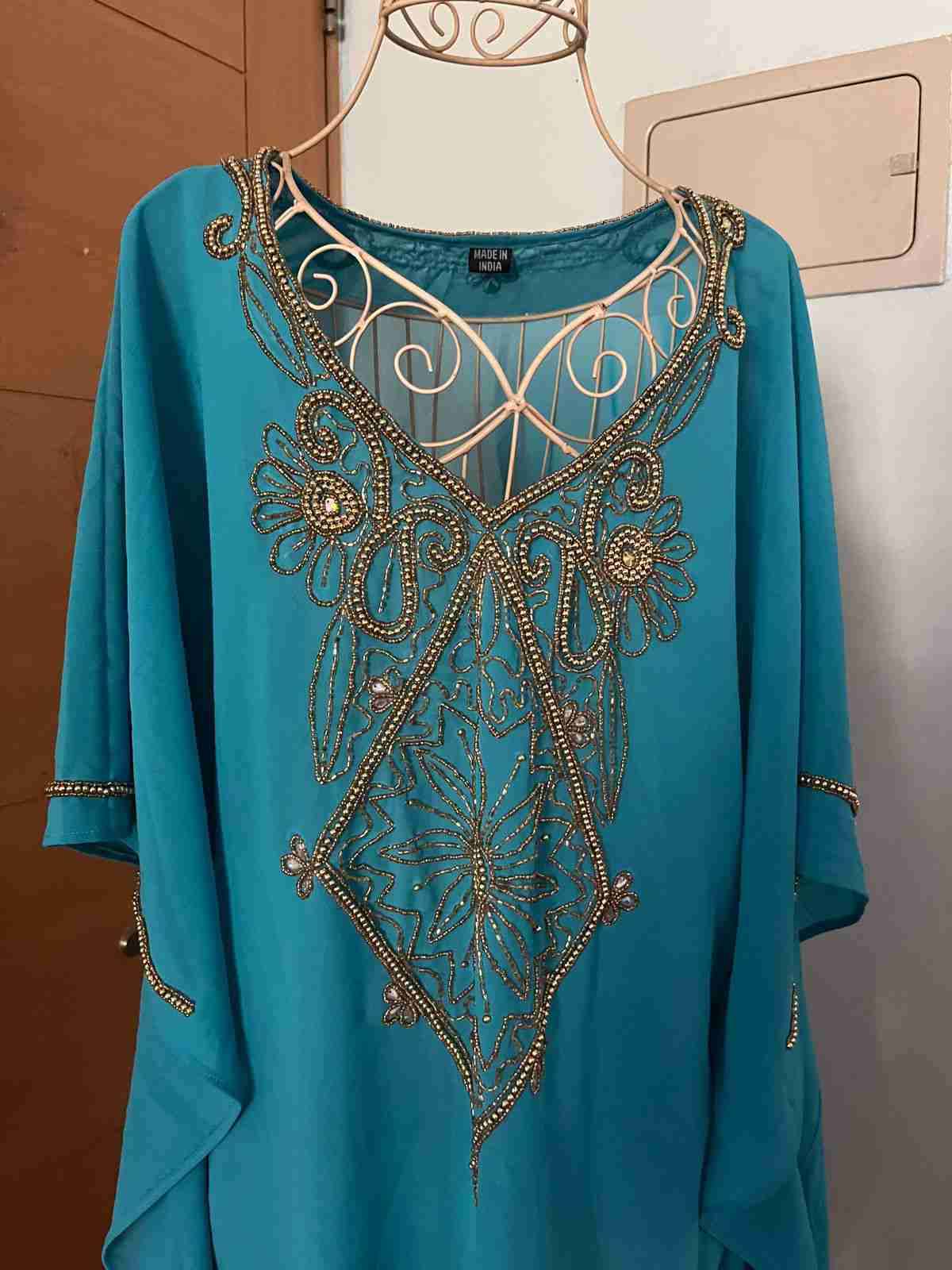 Túnica turquesa con bordados