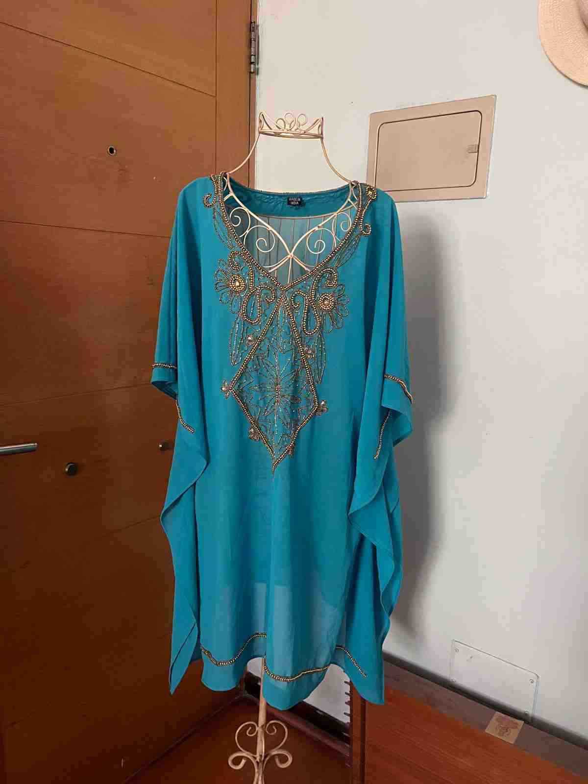 Túnica turquesa con bordados - miniatura 2